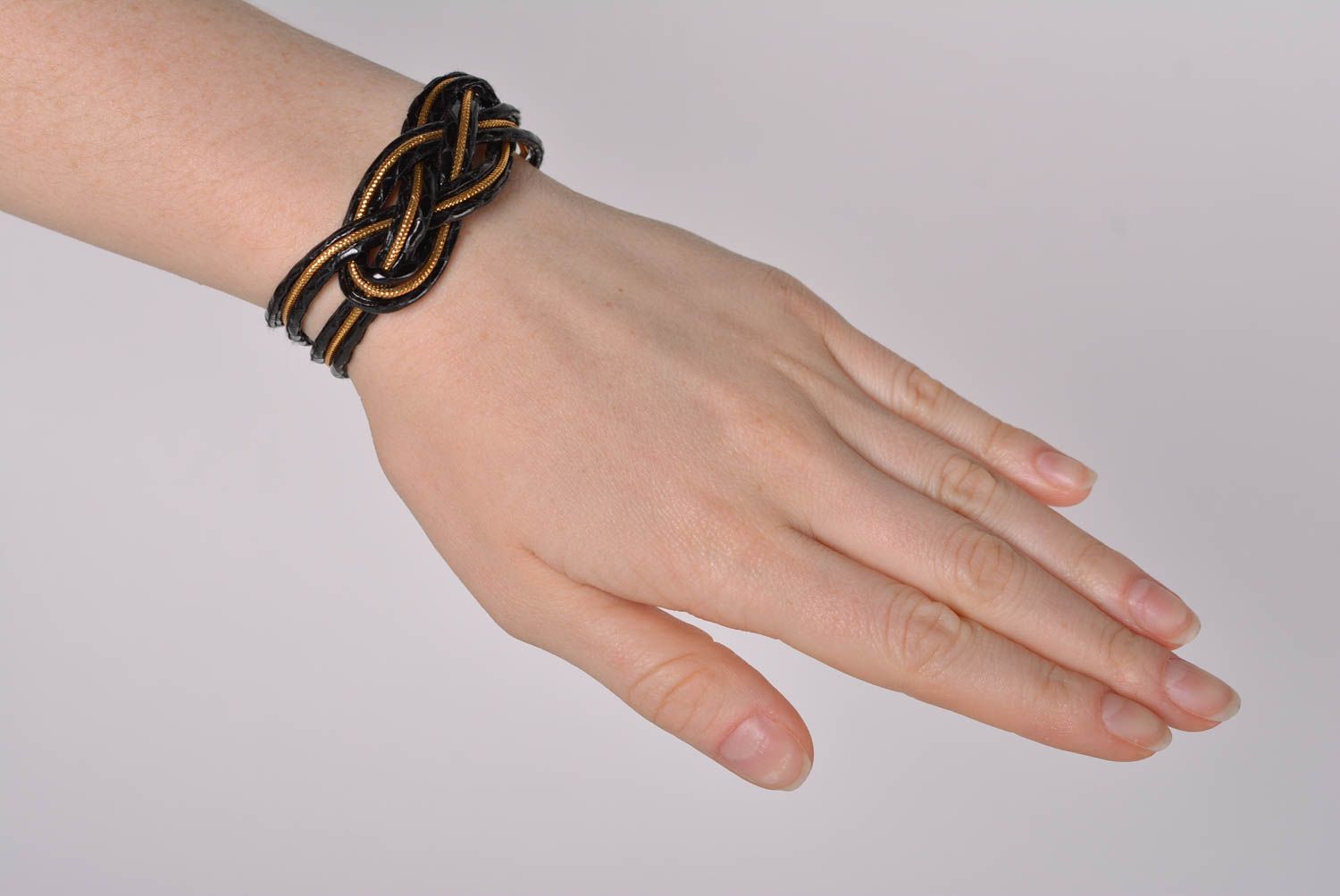 Широкий кожаный браслет украшение ручной работы браслет на руку черный фото 4