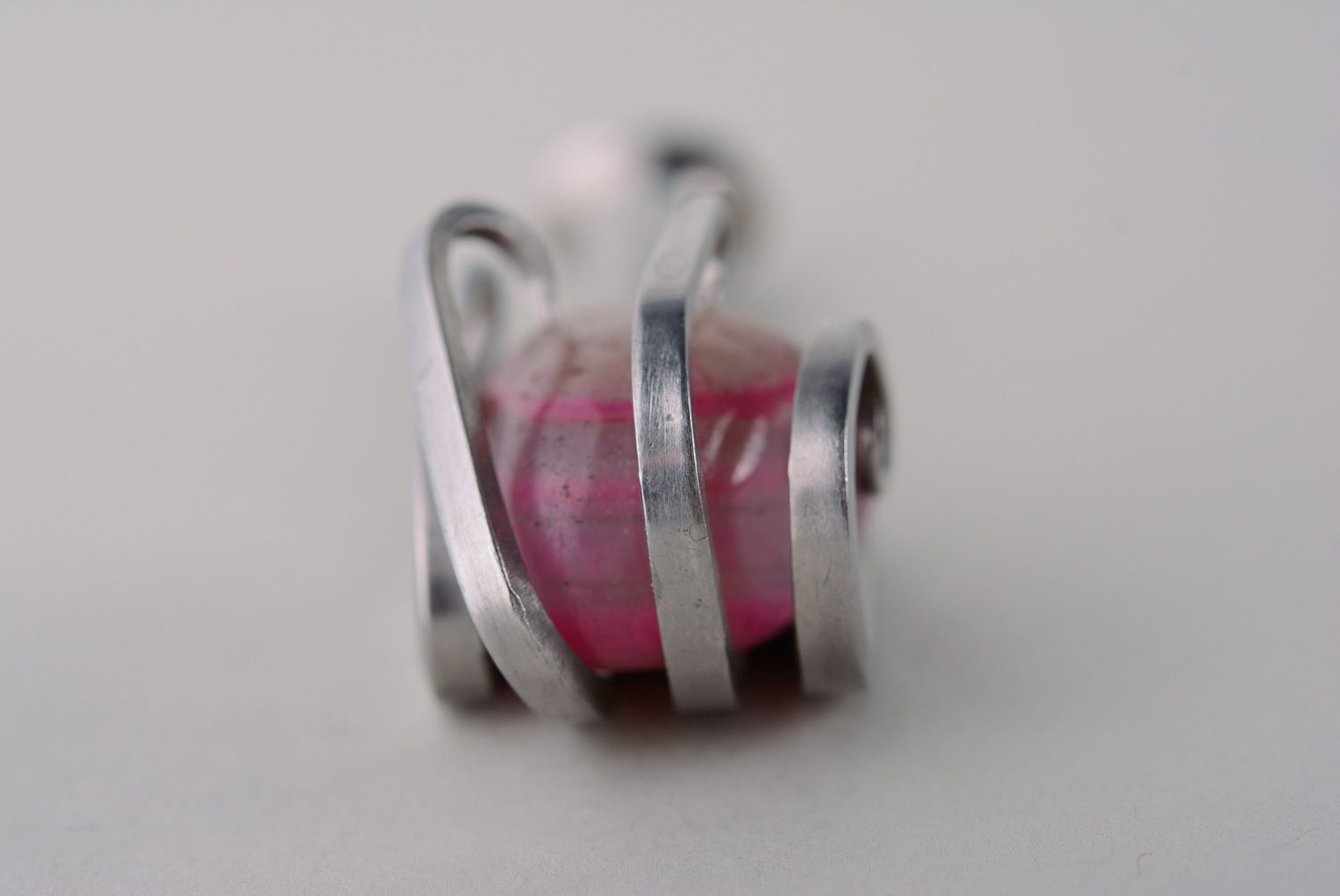 Металлический кулон из вилки с розовым камнем фото 4