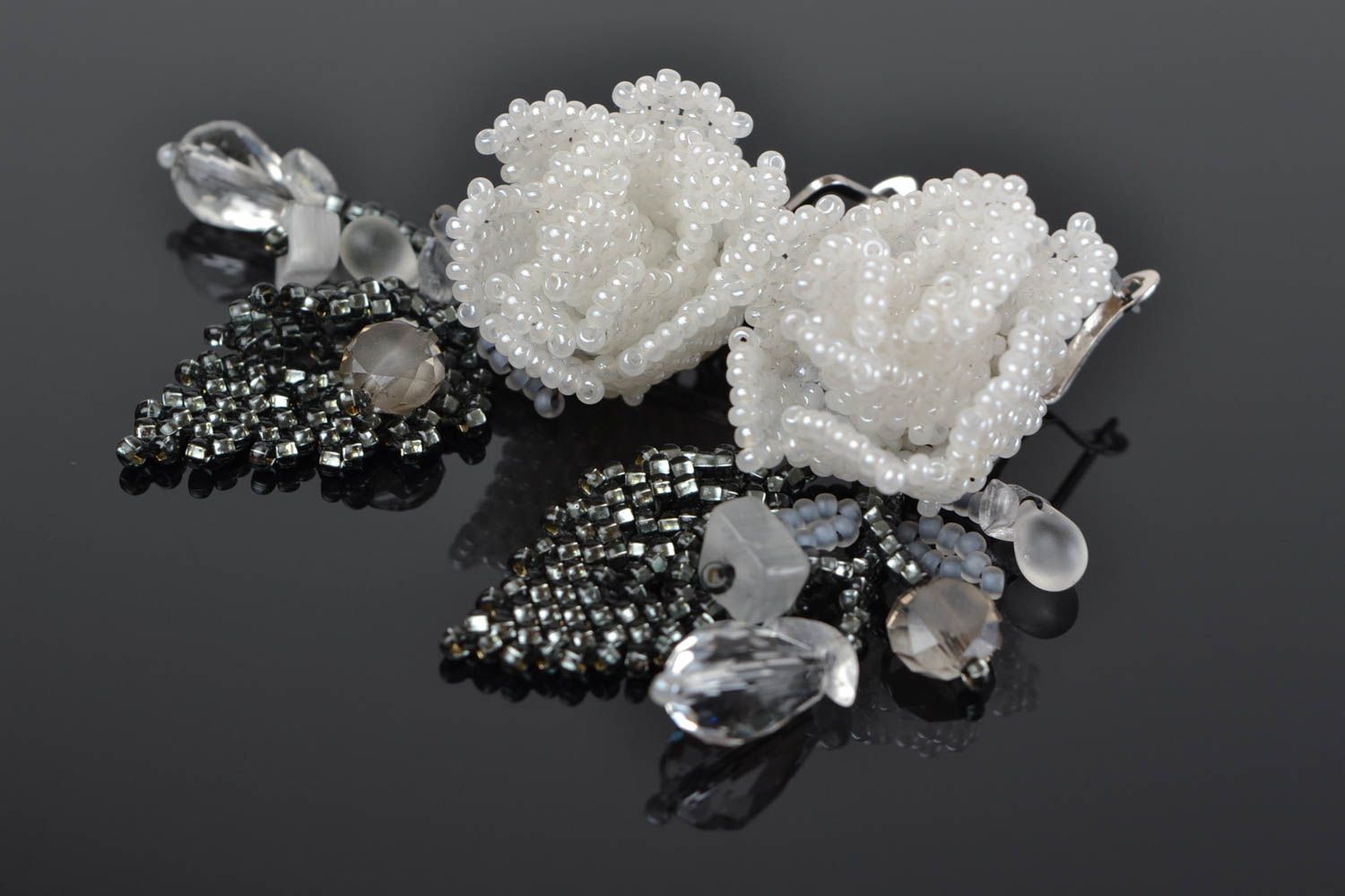 Boucles d'oreilles en perles de rocaille faites main avec roses blanches bijou photo 1