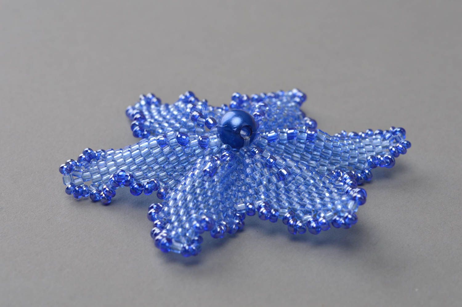 Брошь из бисера ручной работы красивая авторская в виде цветка синяя ажурная фото 3