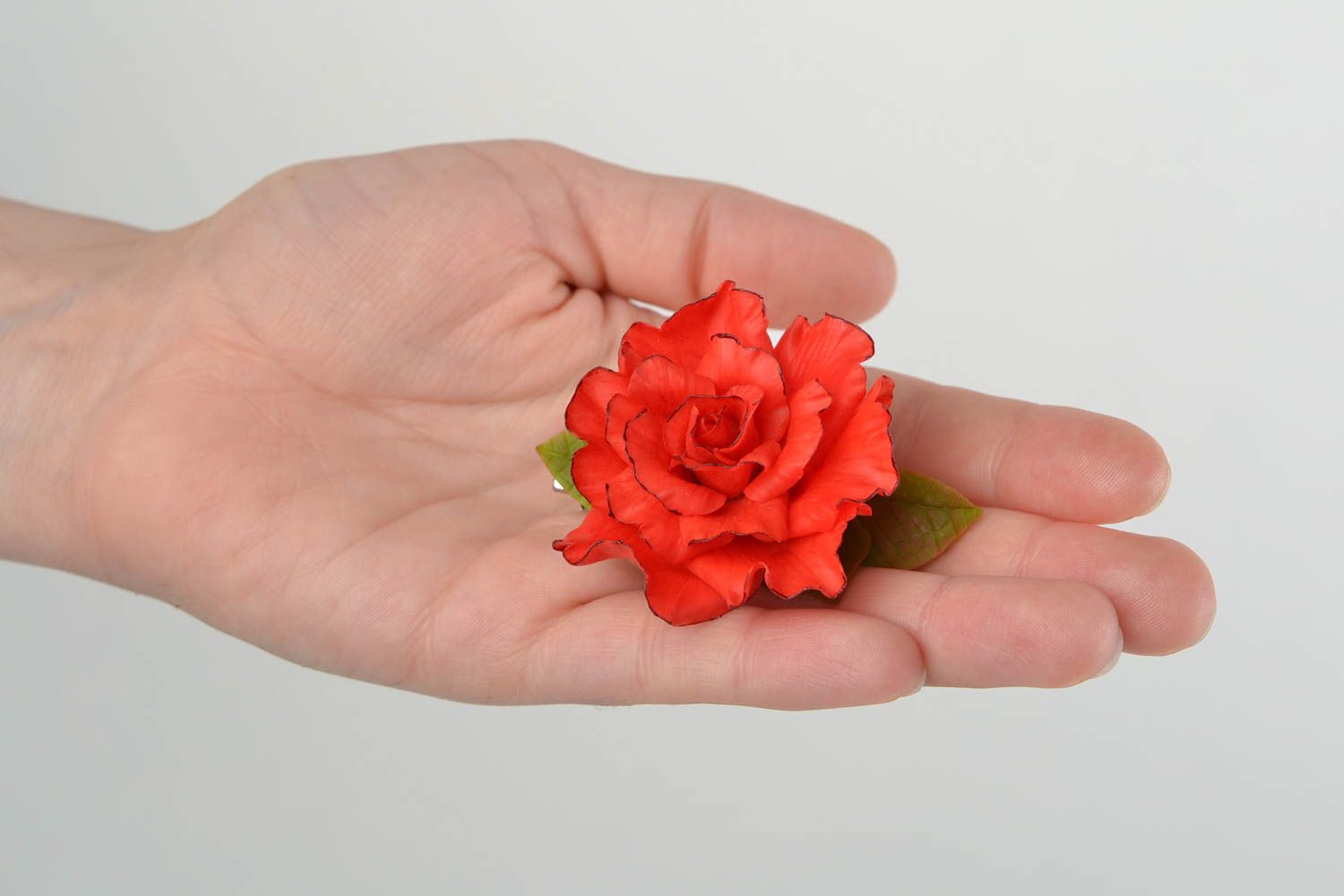 Заколка для волос из холодного фарфора ручной работы зажим в виде красной розы фото 2