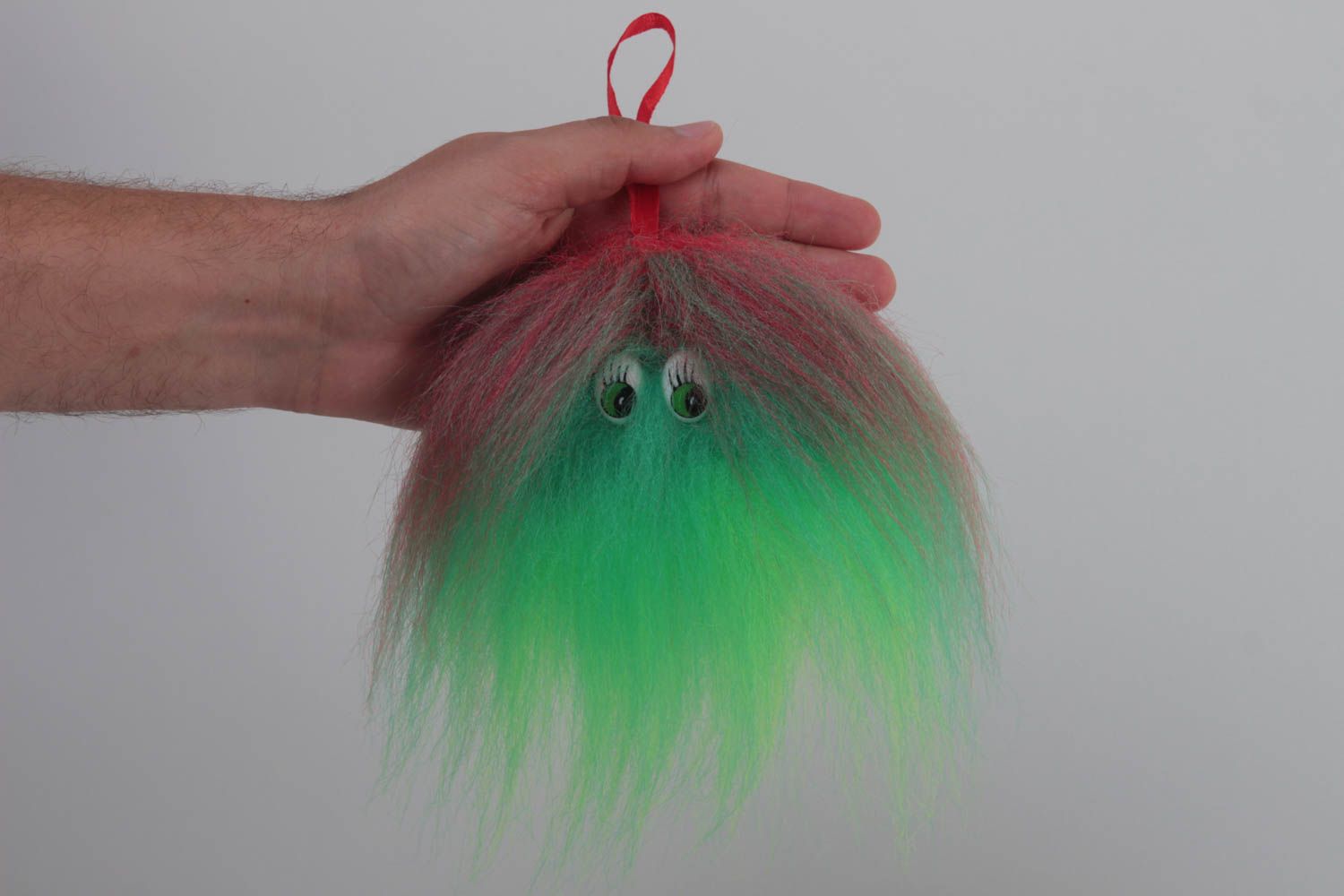 Смешная разноцветная игрушка-пушистик из искусственного меха с петелькой хендейд фото 5
