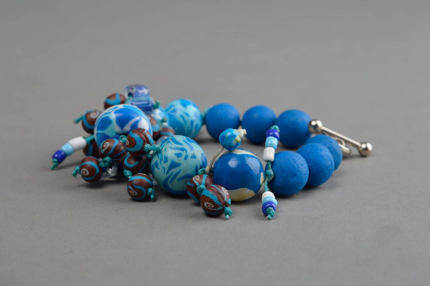 Синий наручный браслет для женщин из полимерной глины и пластика с бусинами фото 3