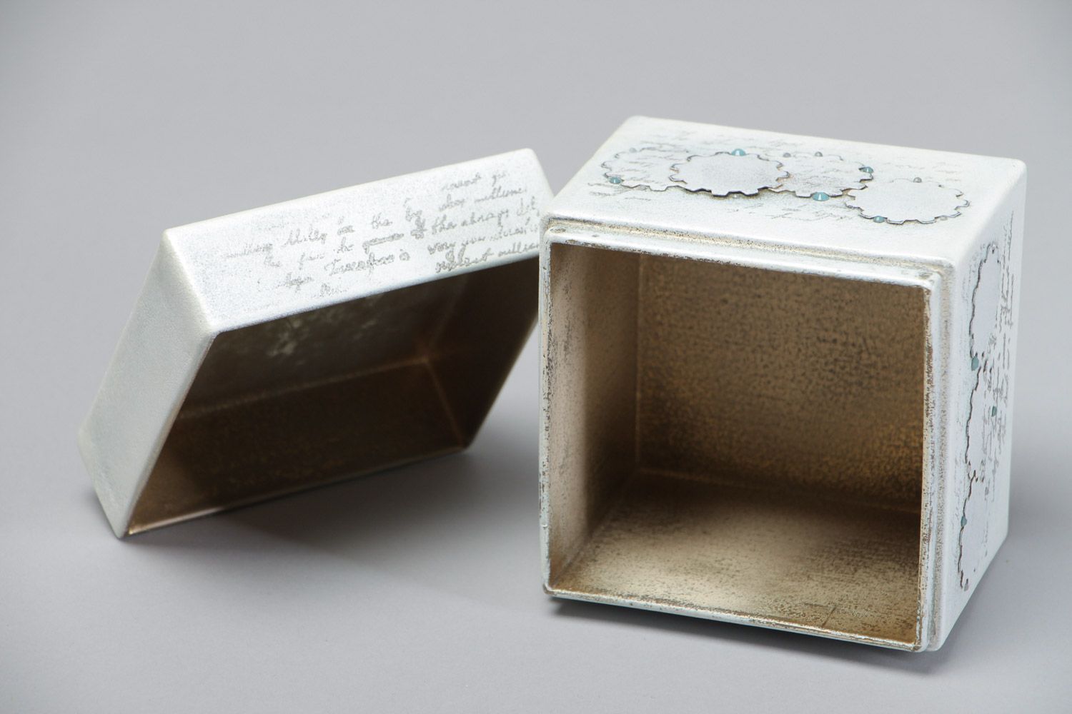 Boîte carrée en bois de style steampunk avec détails de montre faite main photo 3