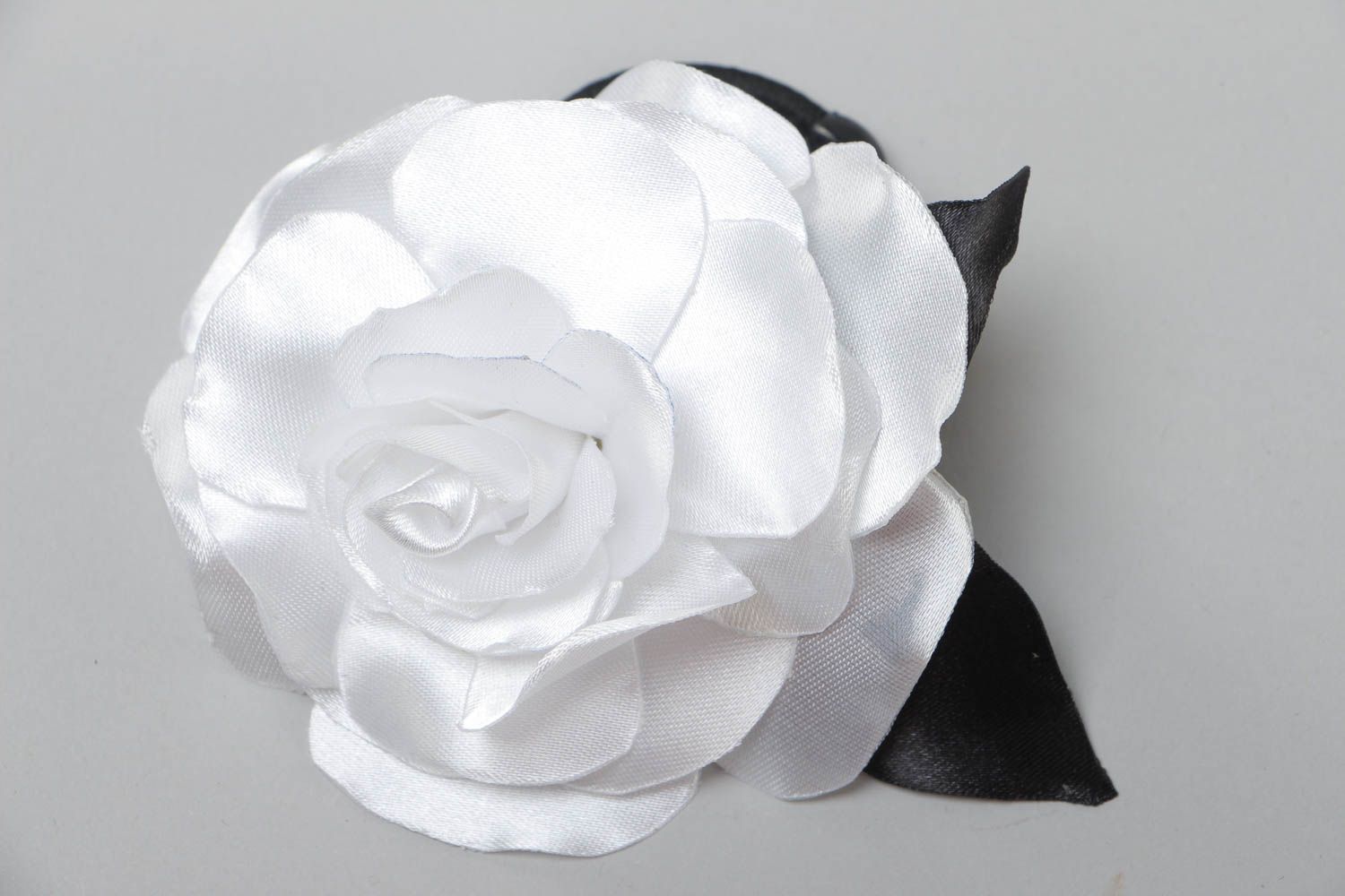 Handmade Haargummi mit Blume aus Atlasbändern weiße Rose von Handarbeit zart schön foto 2