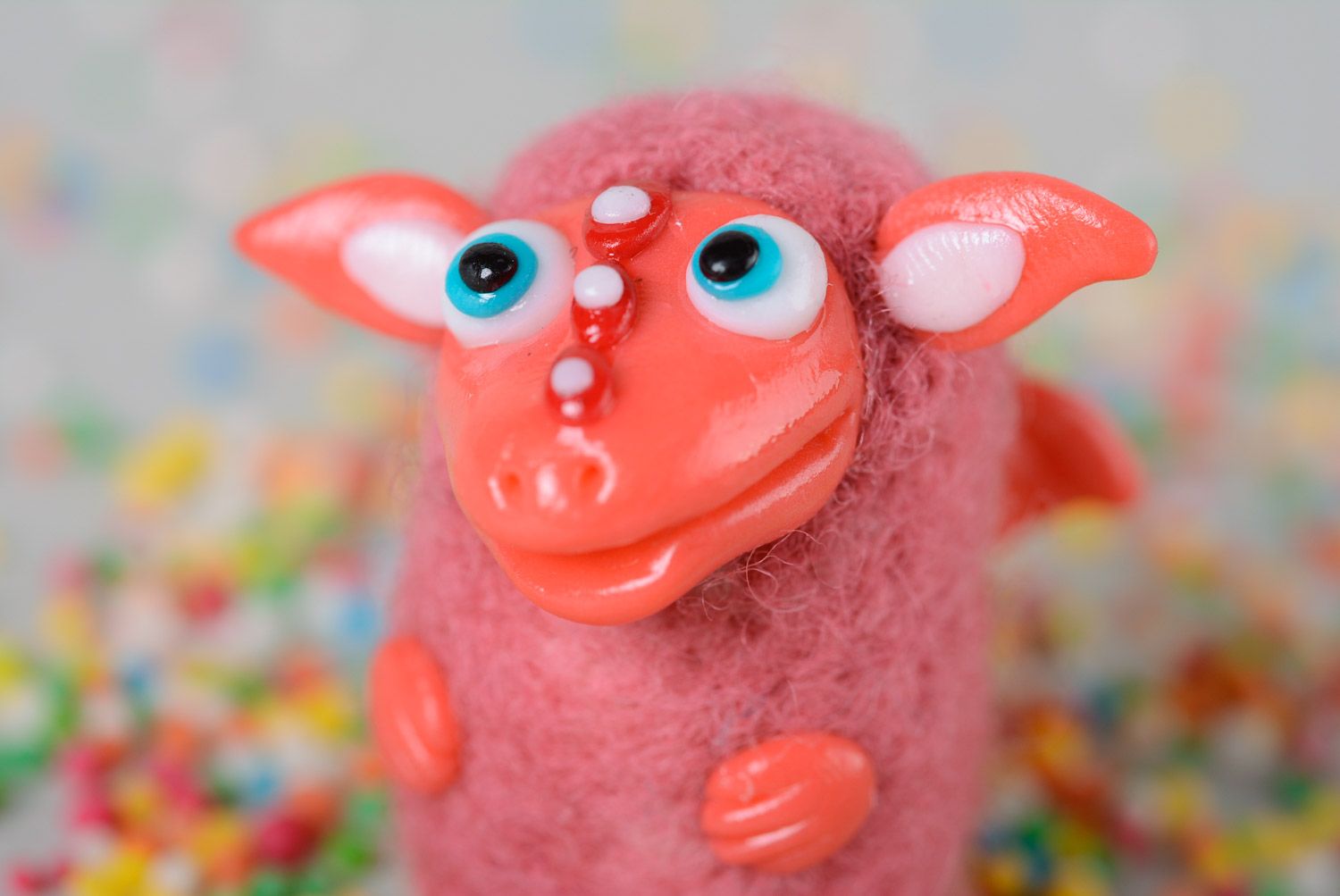 Handmade Spielzeug Drache in Rosa aus Wolle gewalkt und Polymerton klein drollig foto 2