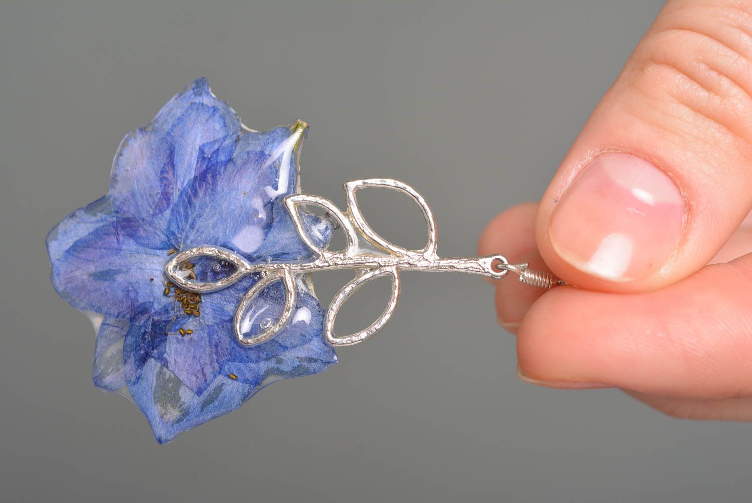 Boucles d'oreilles bleues Bijou fait main résine époxyde fleurs Accessoire femme photo 2
