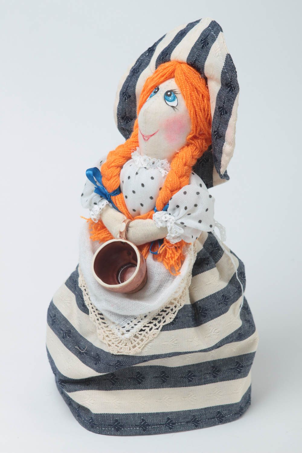 Грелка на заварной чайник декоративная в форме куклы ручной работы  фото 2