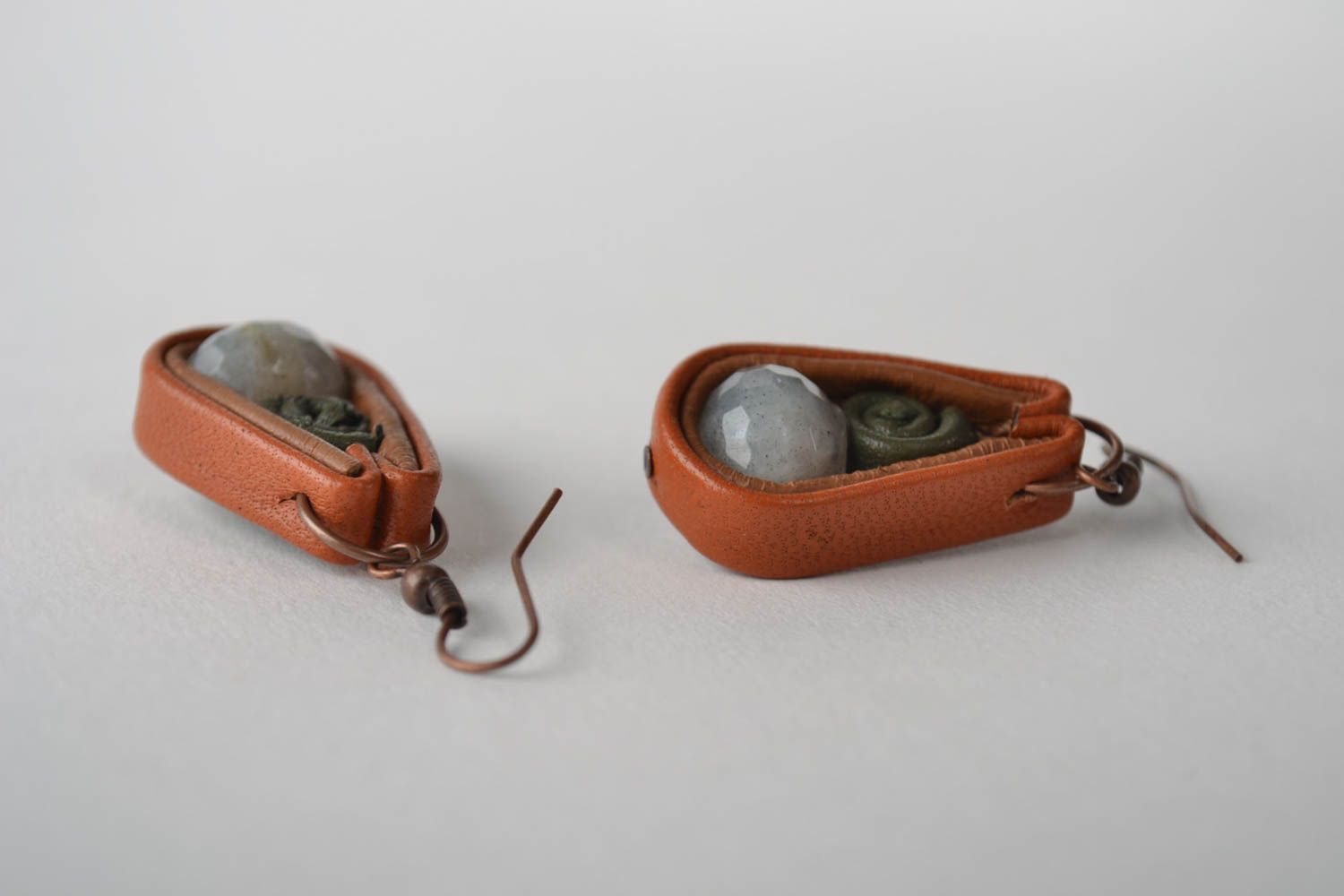 Boucles d'oreilles pendantes Bijou fait main en cuir et pierre Cadeau pour femme photo 5