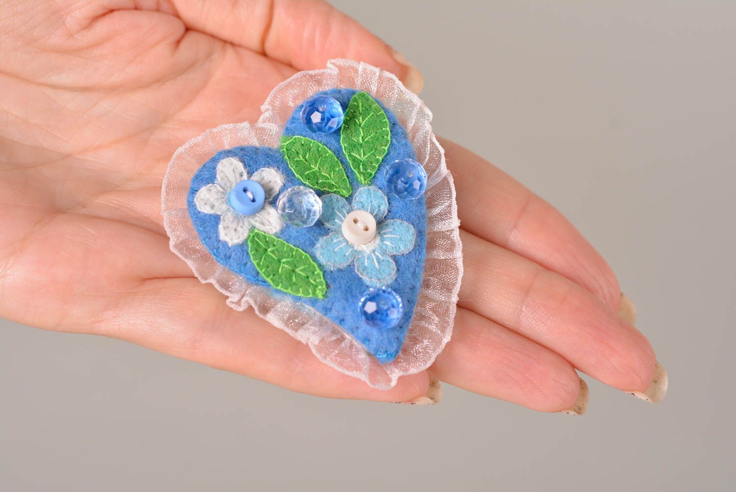 Broche coeur bleu faite main Accessoire femme feutre avec fleurs Cadeau femme photo 3