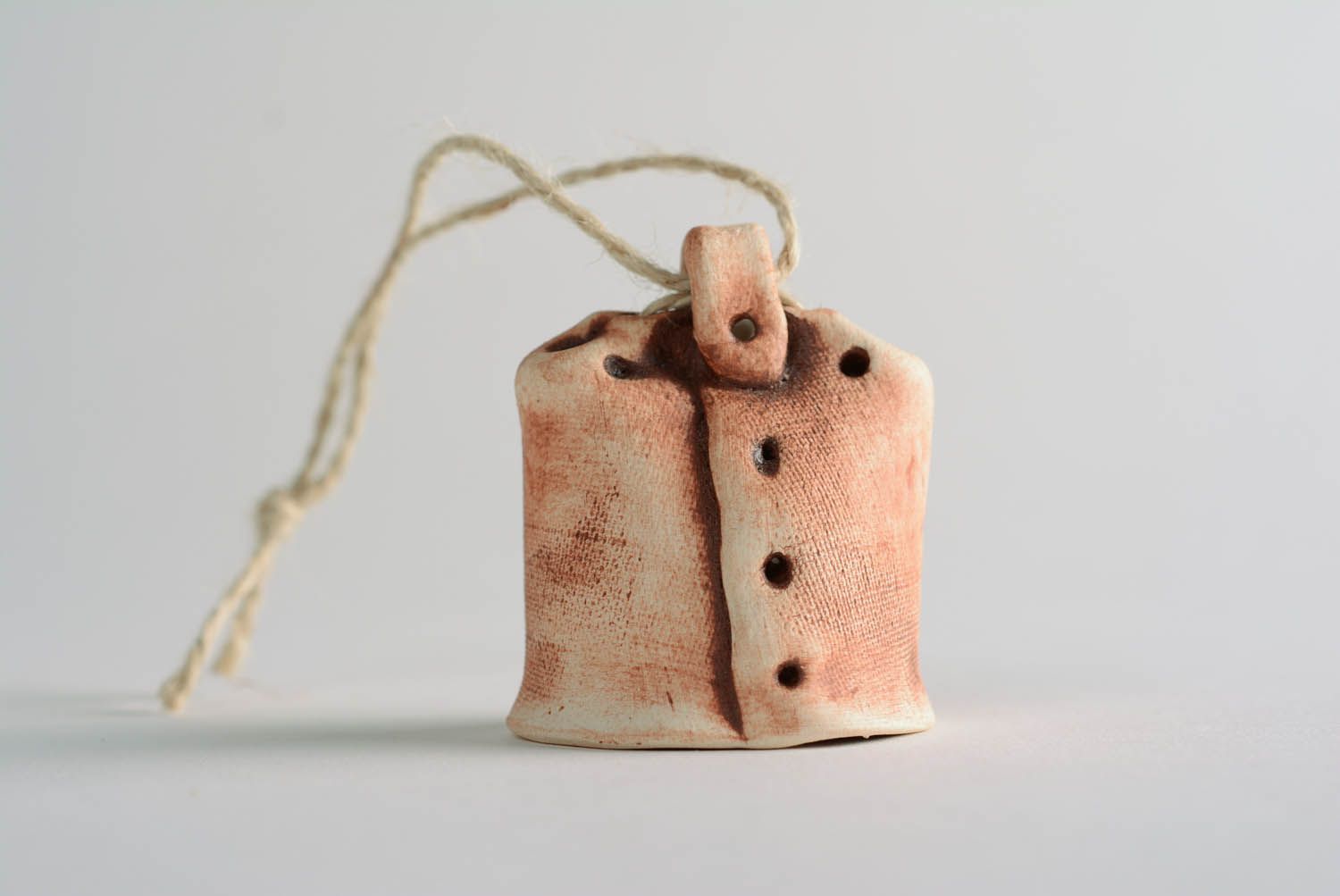 Campanello d'autore in ceramica fatto a mano a forma di amuleto di slavi
 foto 4