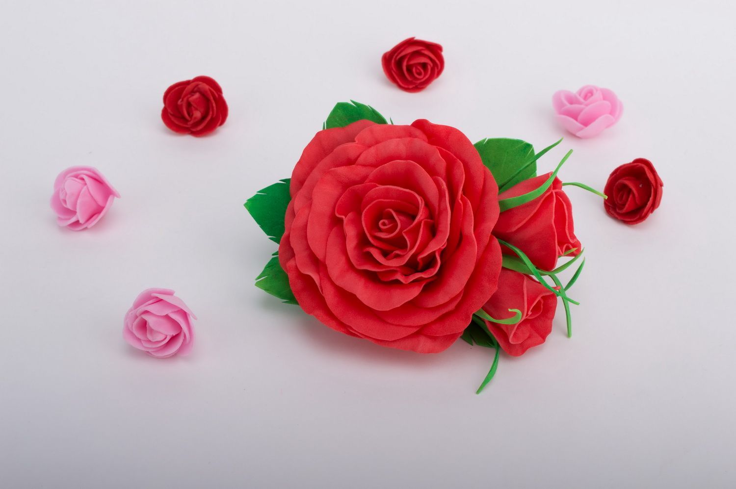 Blume Haarspange handgemachter Schmuck modisches Accessoire für Haare rote Rose  foto 1