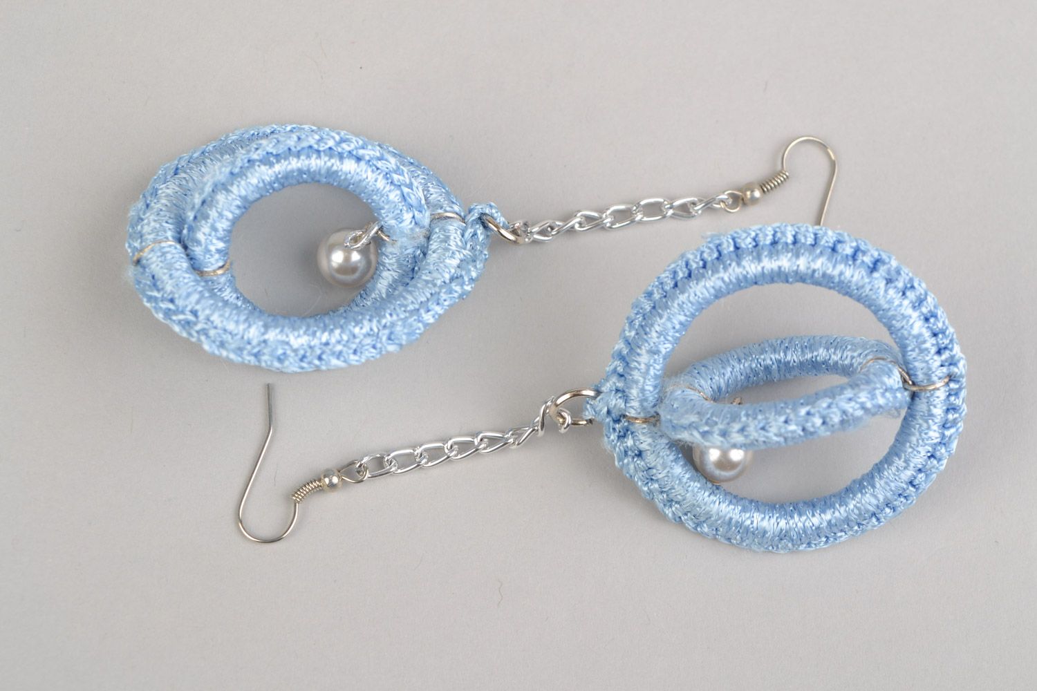 Longues boucles d'oreilles bleues anneaux en plastique fils viscose faites main photo 5