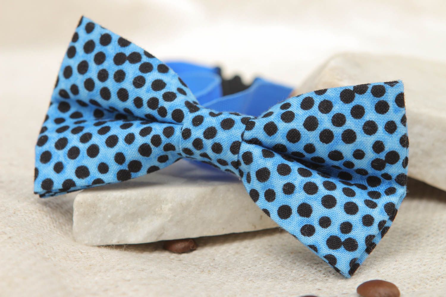 Текстильный галстук-бабочка из хлопка голубой в черный горошек фото 5