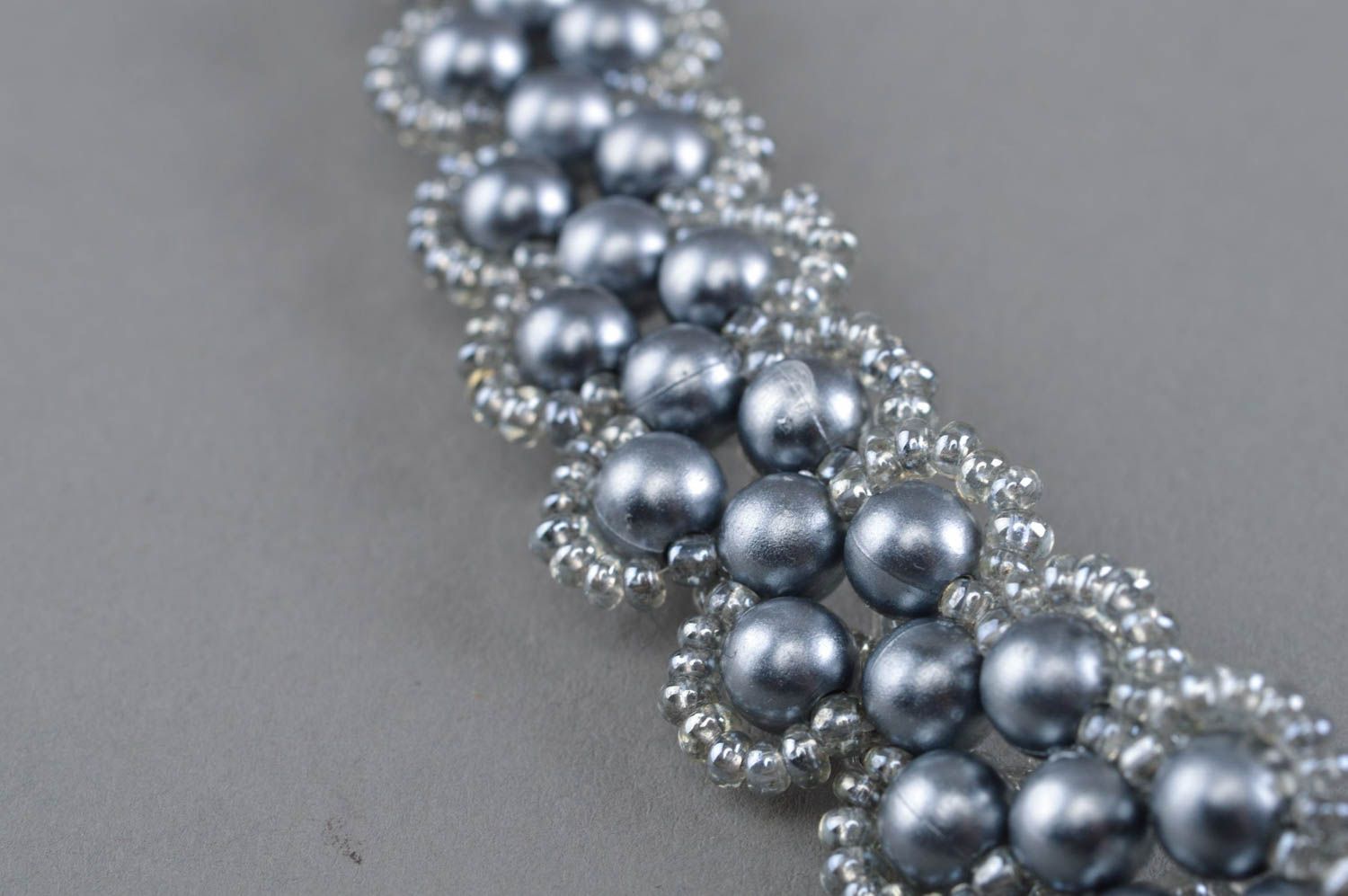 Серебристое ожерелье из бисера и бусин ручной работы оригинальное нарядное фото 3
