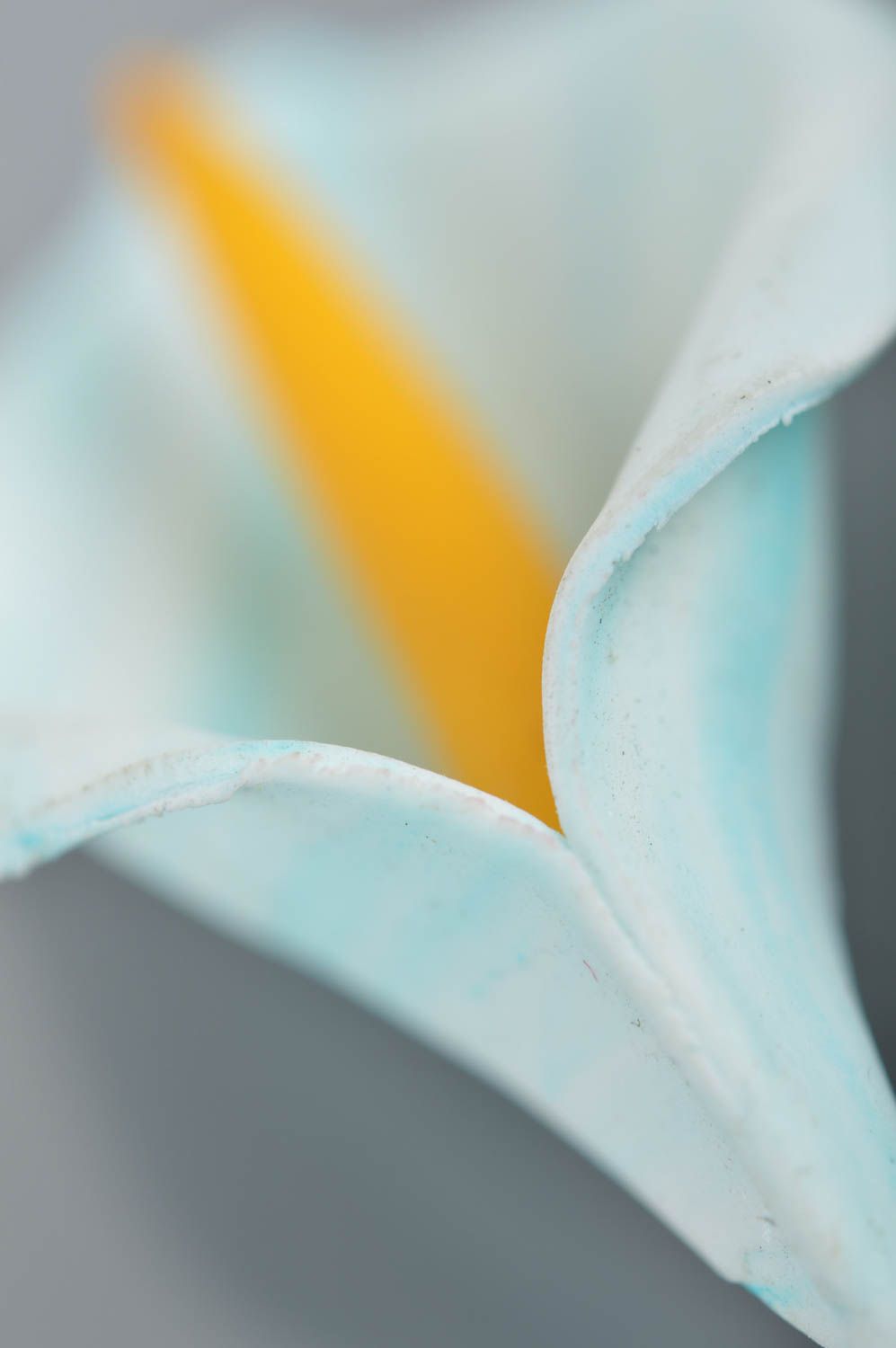 Серьги из полимерной глины ручной работы красивые белые с голубым и желтым Каллы фото 4