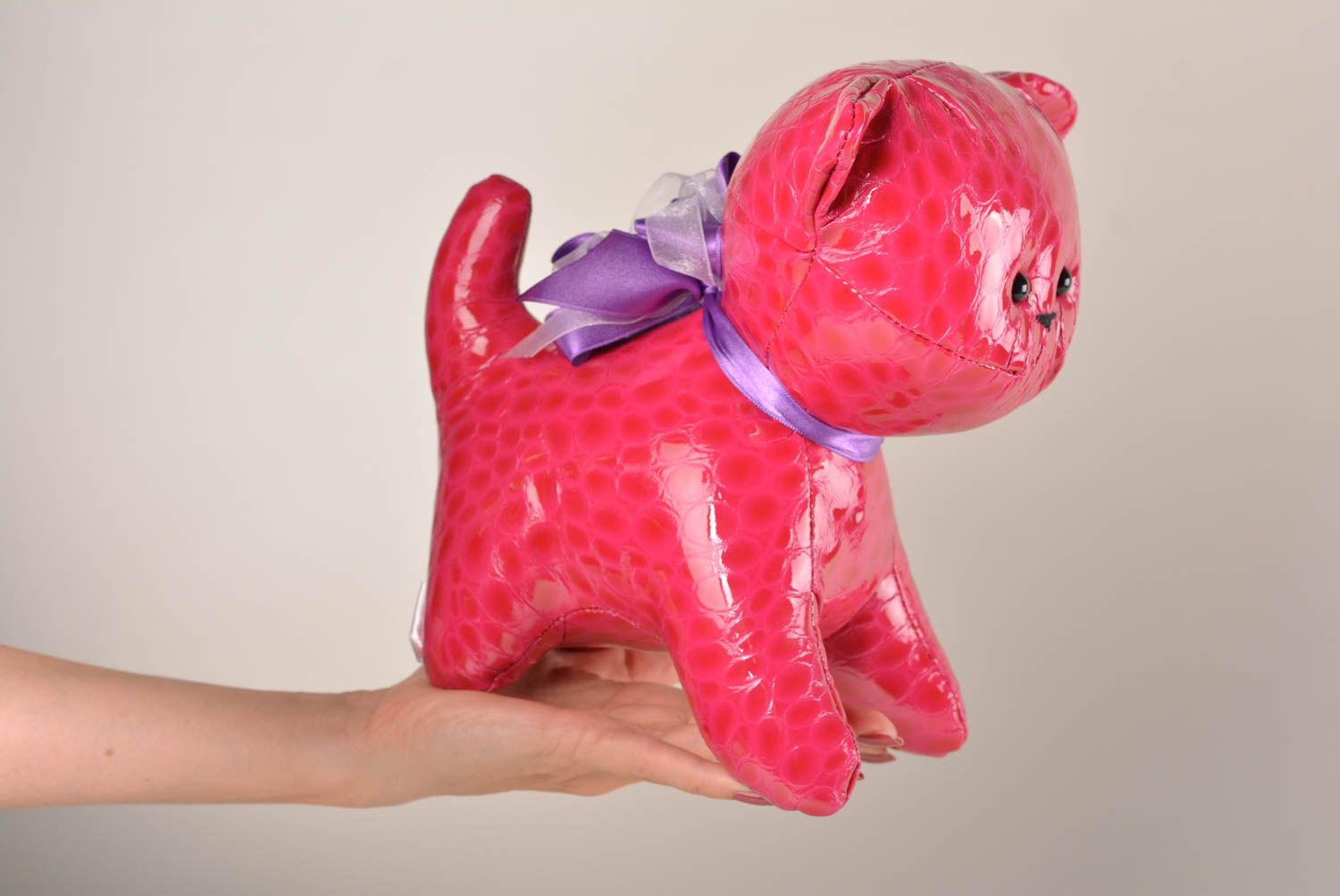 Малиновая игрушка ручной работы декор для дома игрушка из кожи в виде кошки фото 4