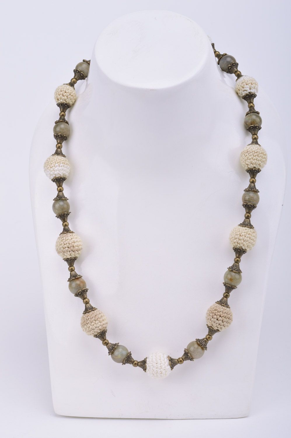 Joli collier tricoté au crochet avec perles fait main accessoire tendre photo 1