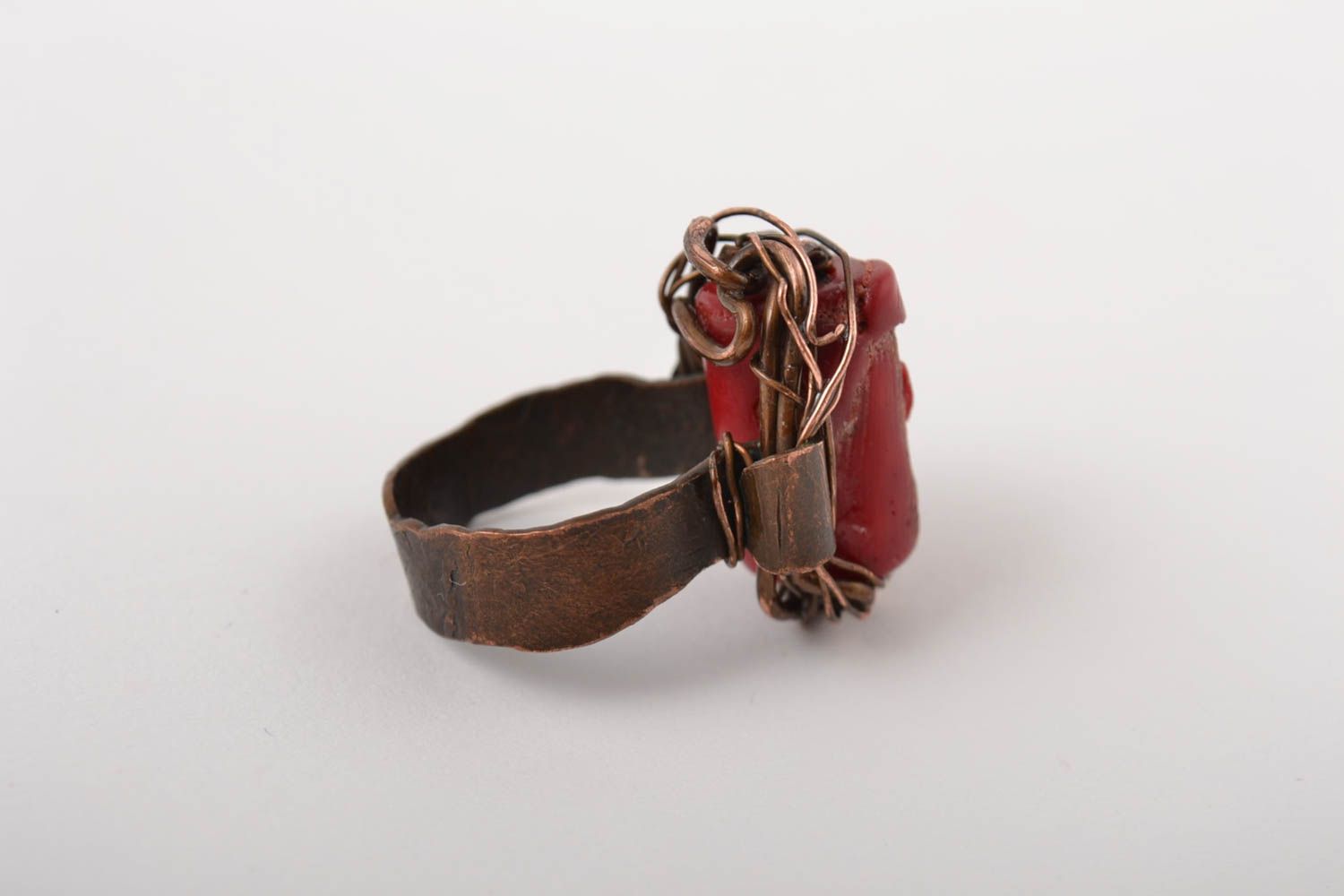 Красивое кольцо хэнд мэйд украшение в технике wire wrap медное кольцо с кораллом фото 4