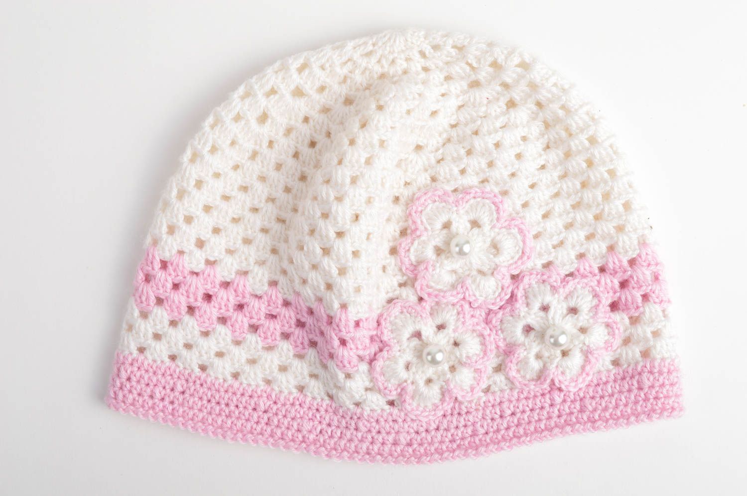 Розовая шапка вязаная ручной работы с цветочками для девочки оригинальная фото 3