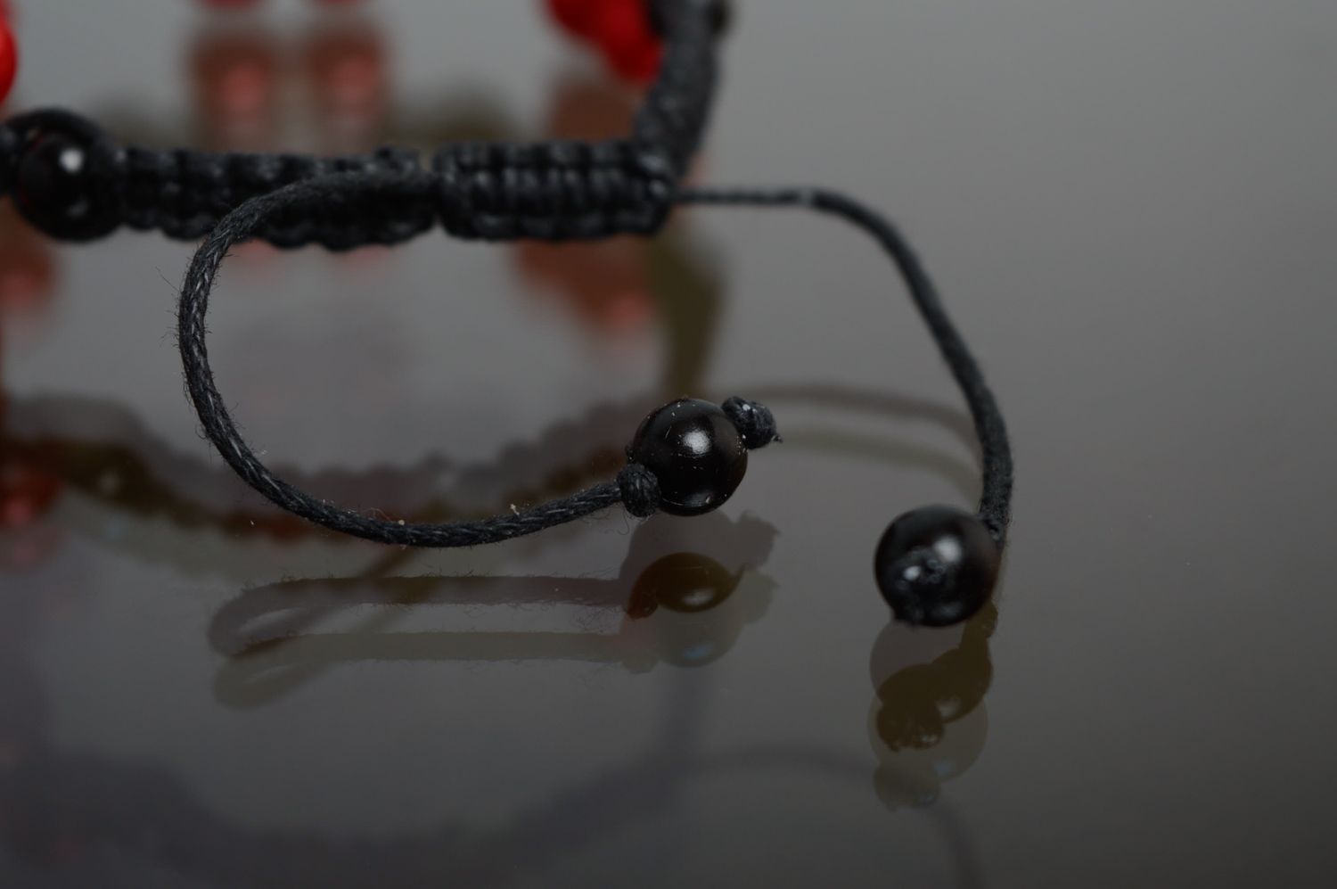 Bracelet noir et rouge en macramé avec perles céramiques fait main pour femme photo 4