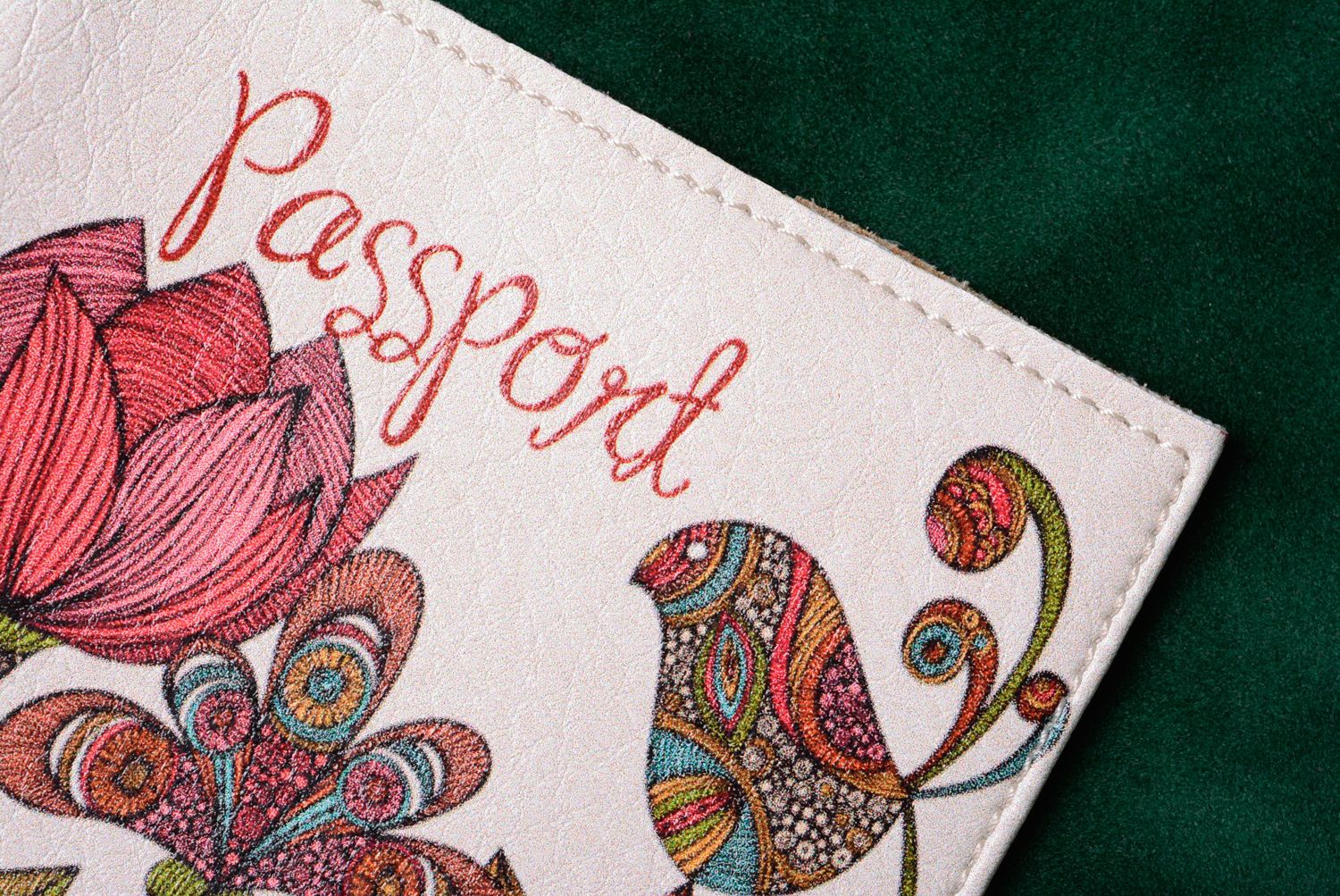 Funda para pasaporte hecha a mano de cuero con estampado Flores foto 4