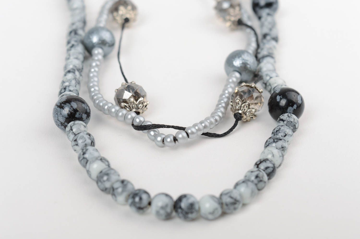 Beau pendentif gris en cristal tchèque et perles céramiques fait main avec lacet photo 5