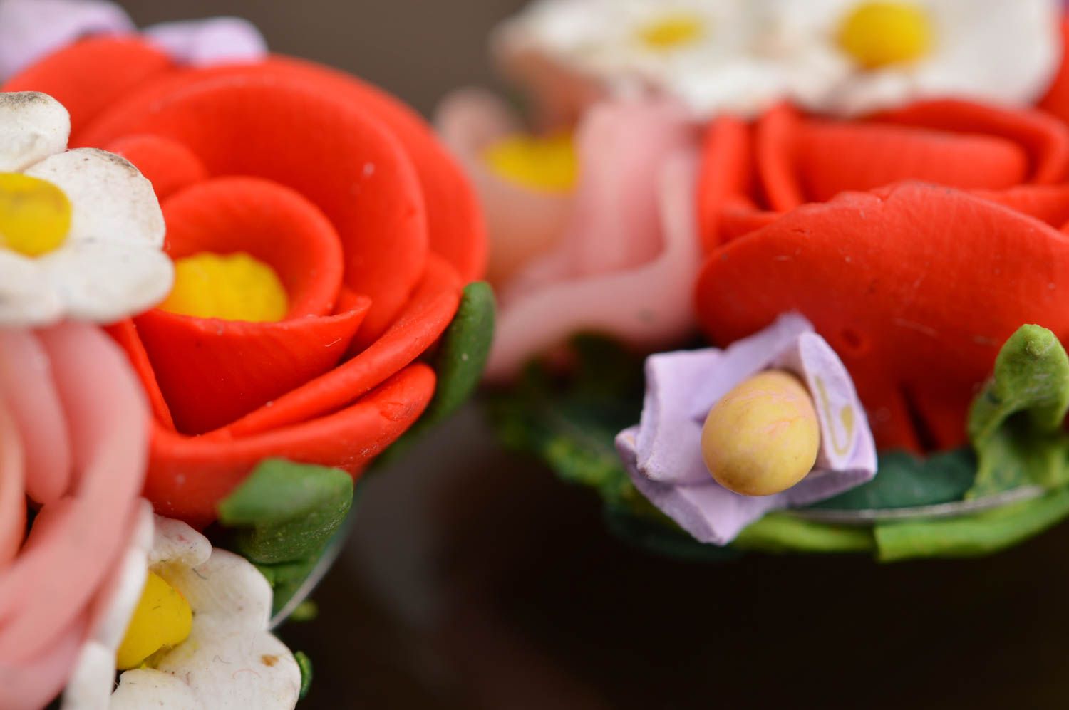 Pendientes de arcilla polimérica artesanales con flores vistosos foto 4