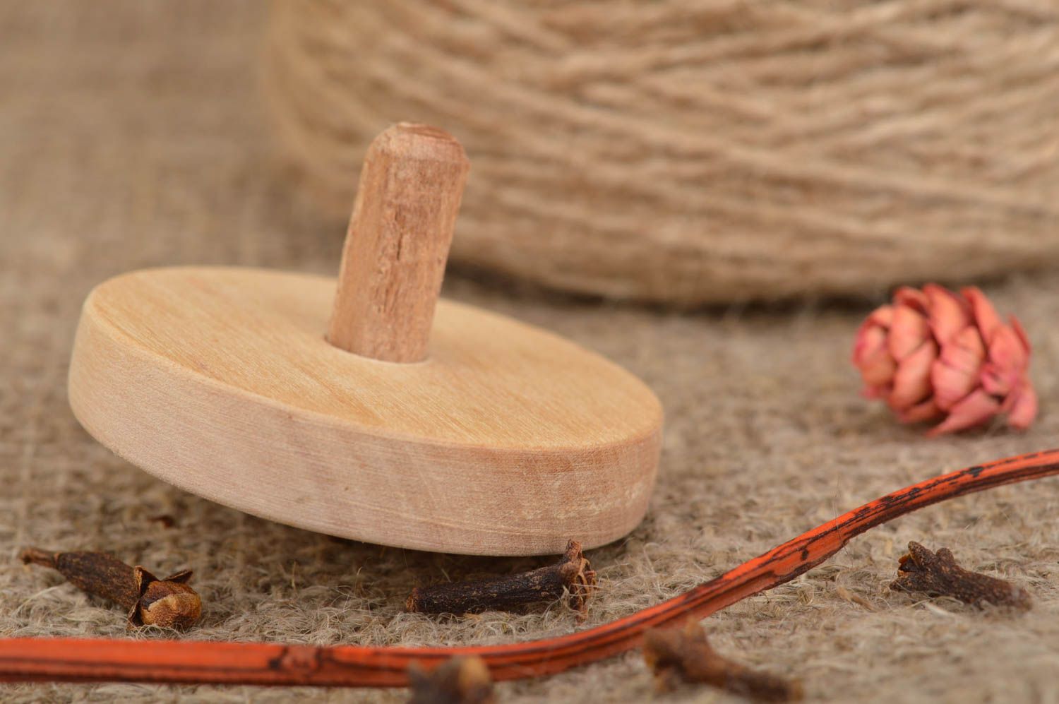 Trompo de madera hermoso original hecho a mano juguete ecológico para niños  foto 1