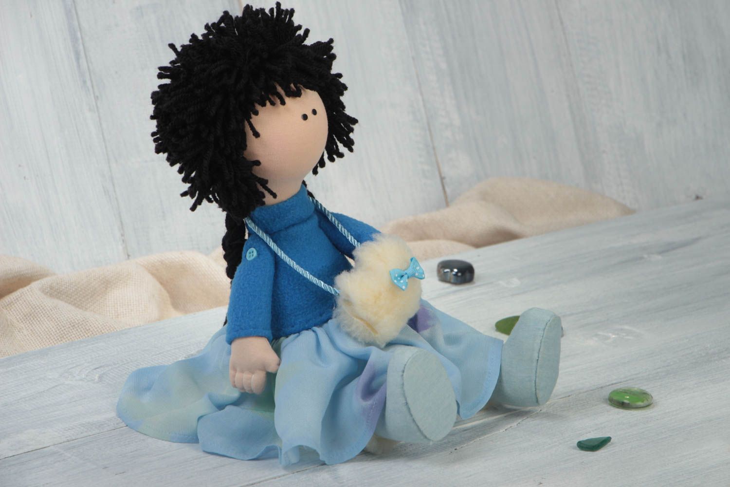 Мягкая кукла ручной работы тканевая из натуральных материалов подарок ребенку фото 1