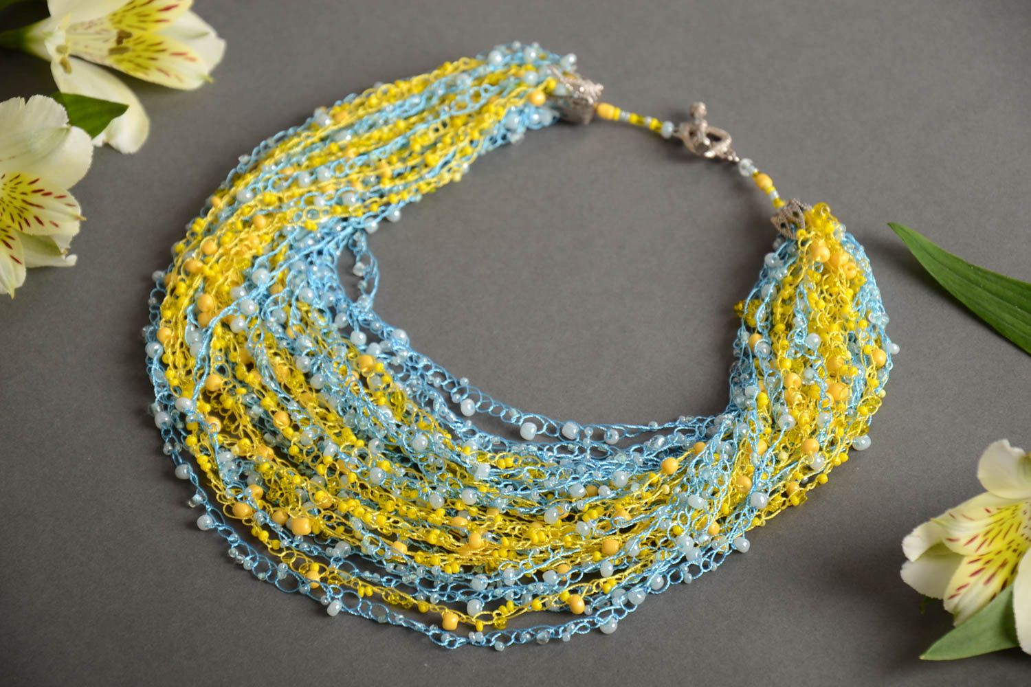 Collier en perles de rocaille multicouche jaune bleu fait main tricoté photo 1