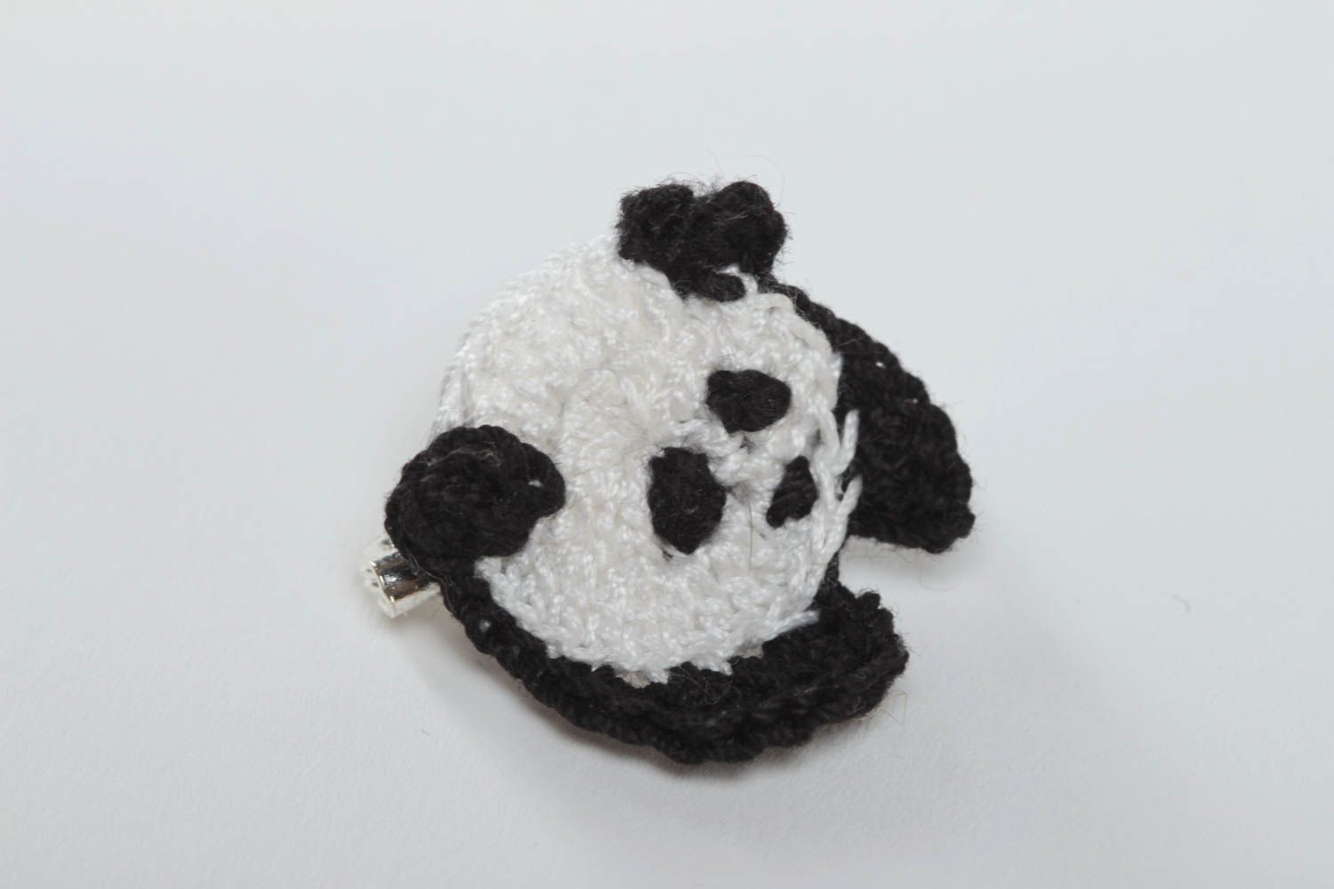 Брошь из хлопка вязаная крючком маленькая детская ручной работы в виде панды фото 2