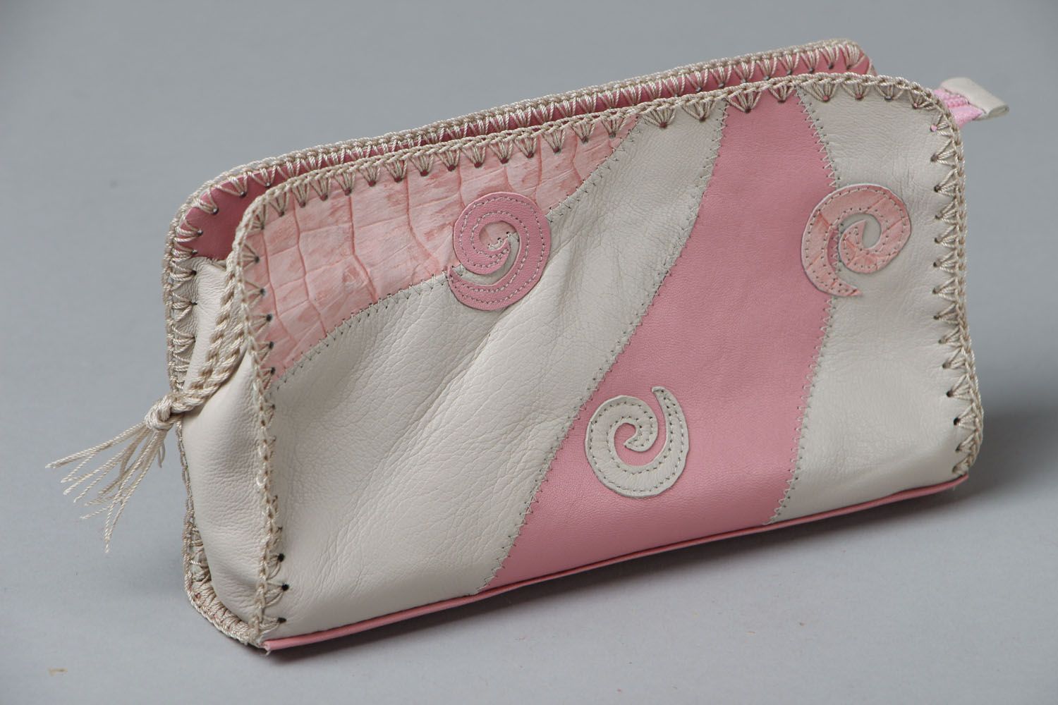Porta-cosméticos feita à mão de couro genuíno em cor de branco e rosa foto 1