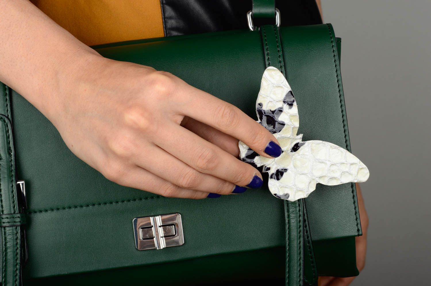 Broche cuir Bijou fait main papillon blanc design original Cadeau femme photo 2