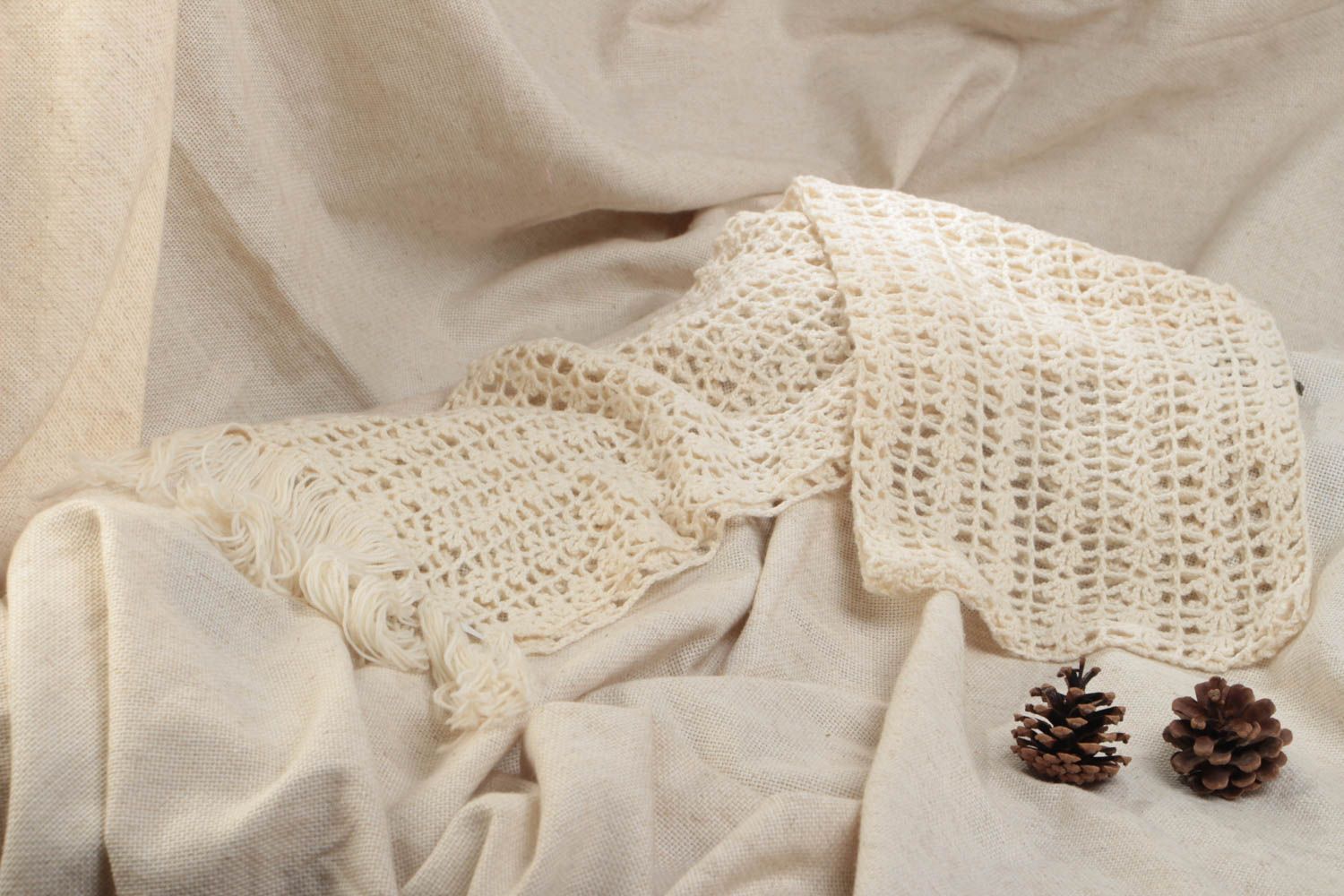 Écharpe blanche ajourée tricotée au crochet faite main avec frange pour femme photo 1