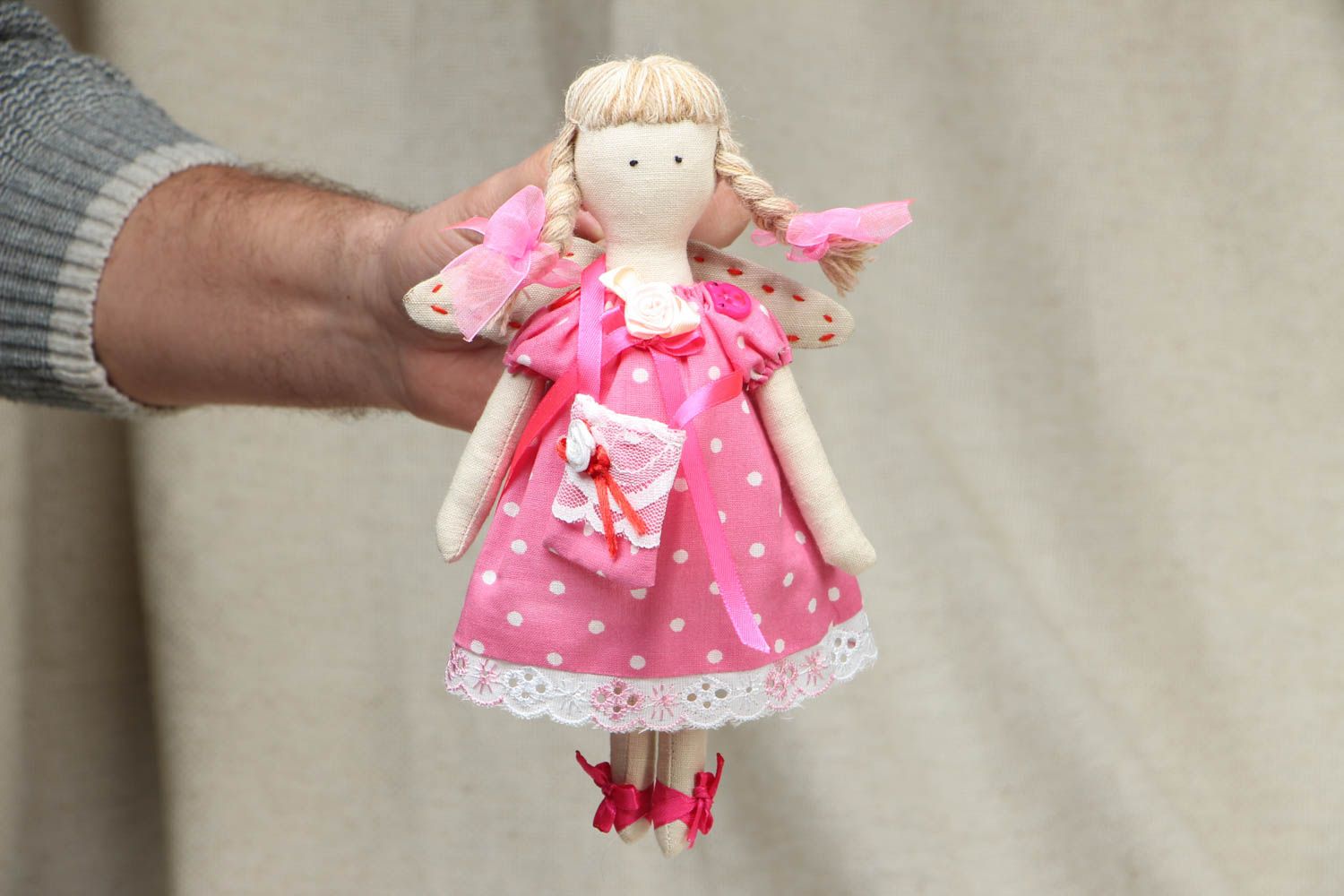 Дизайнерская кукла-ангелочек в розовом сарафане фото 4