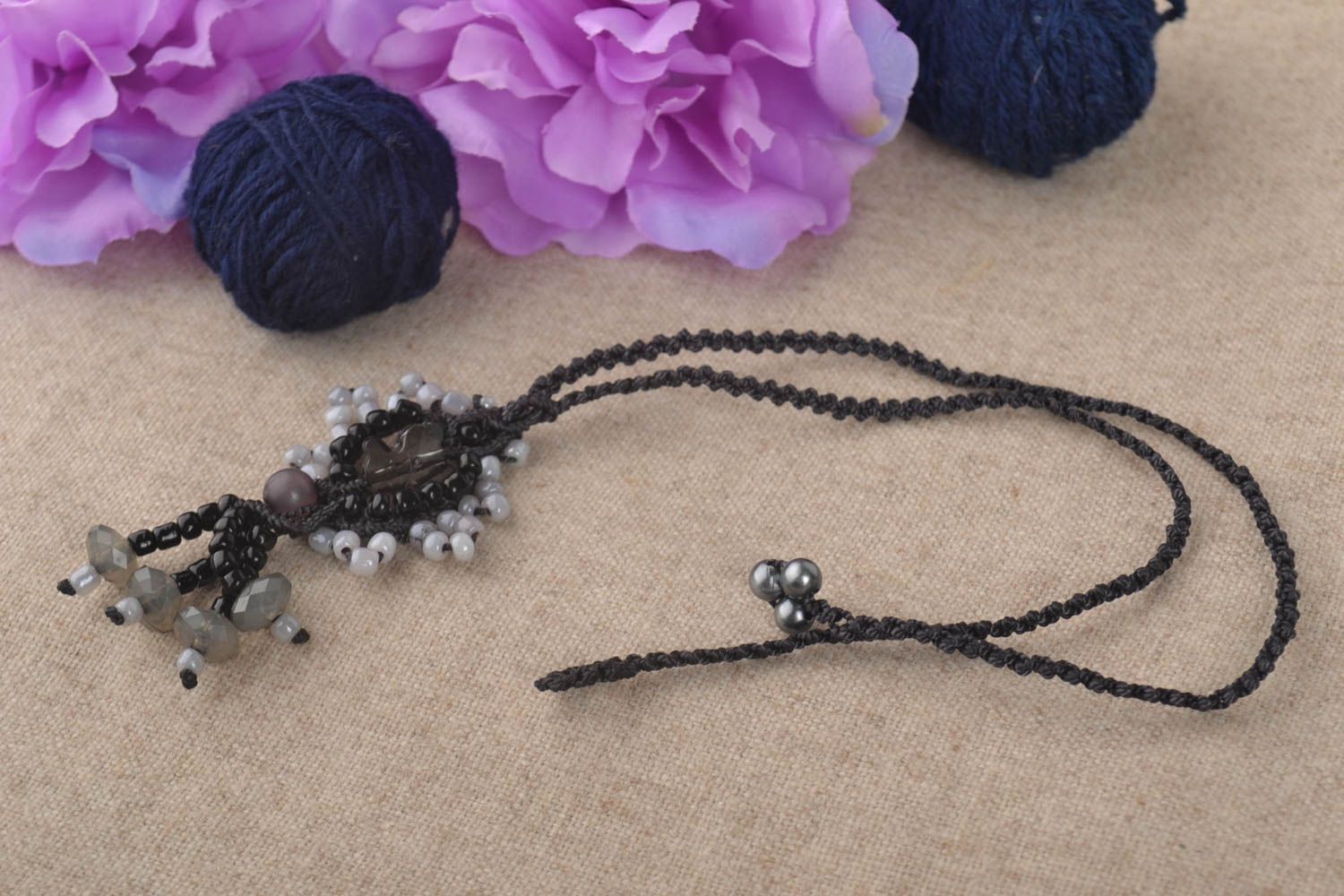 Pendentif noir Bijoux fait main Accessoire femme avec perles fantaisie noires photo 5