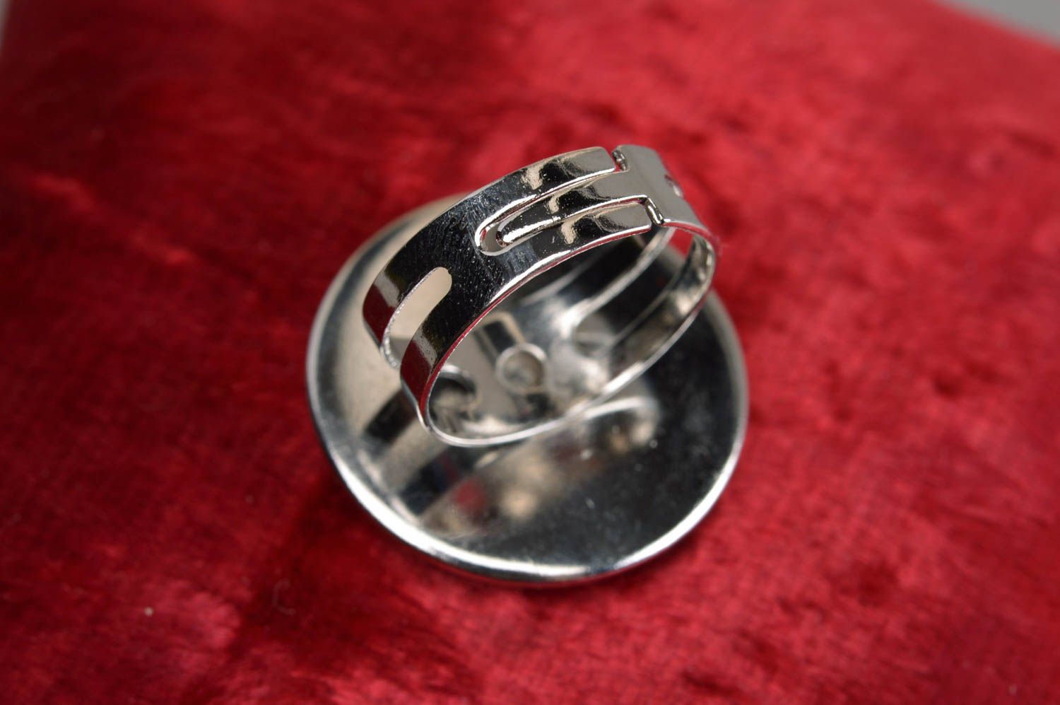 Круглое кольцо с принтом в технике декупаж с ювелирной смолой ручной работы фото 2
