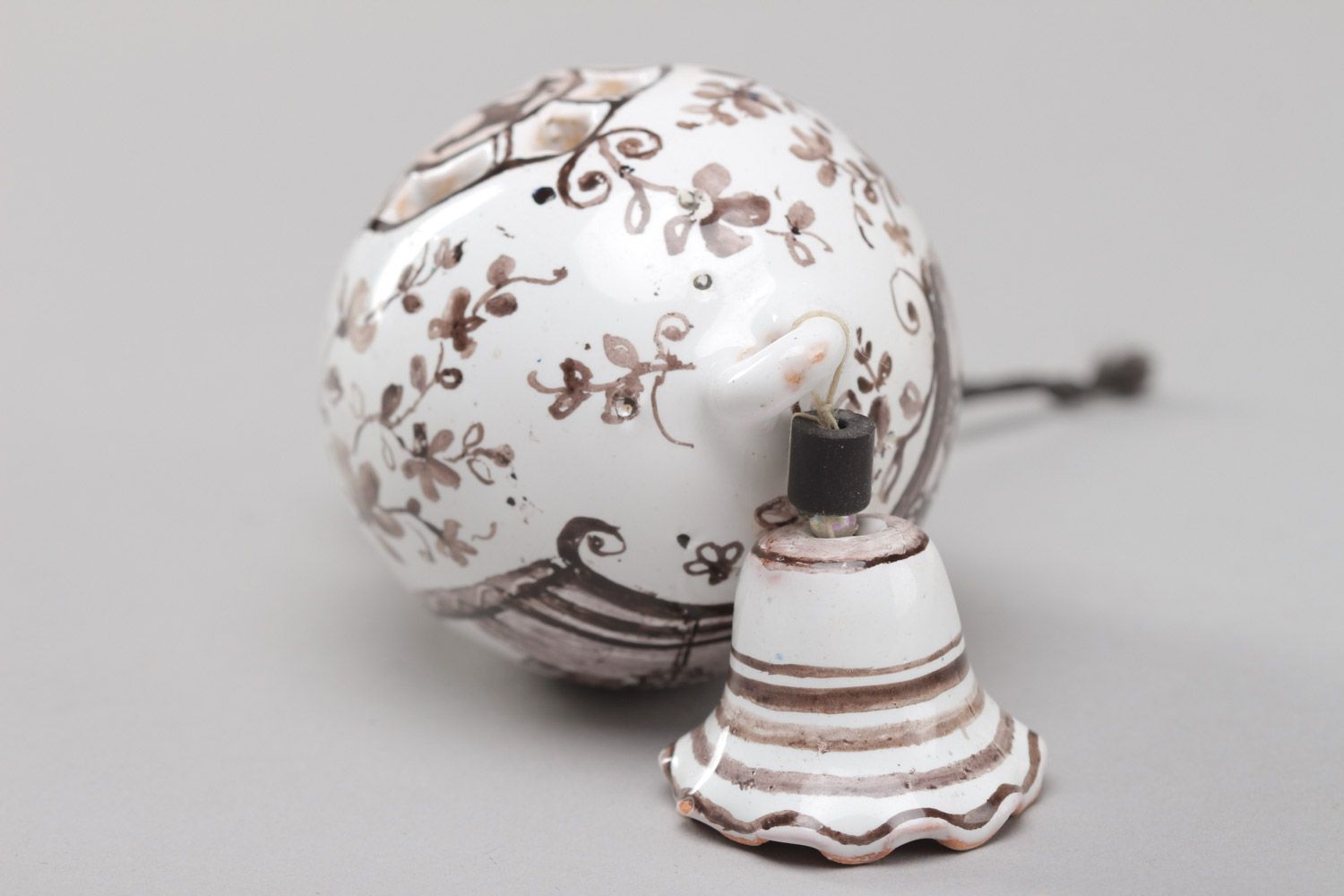 Suspension décorative œuf avec clochette céramique faite main sur lacet photo 4
