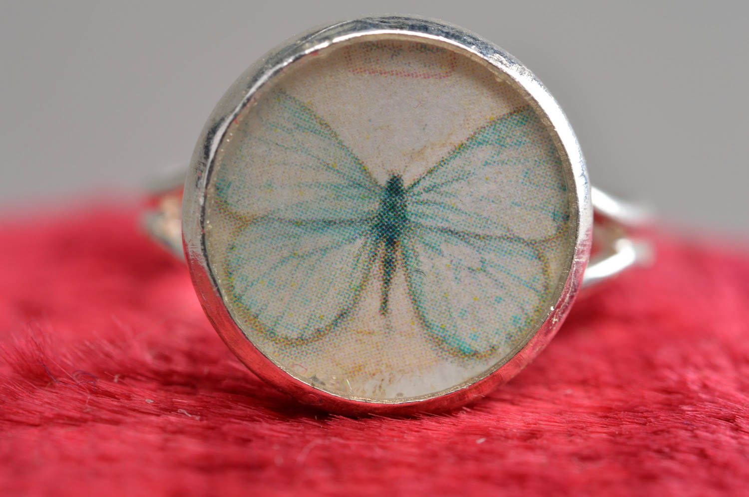 Кольцо с бабочкой в технике декупаж ручной работы с ювелирной смолой  светлое фото 3