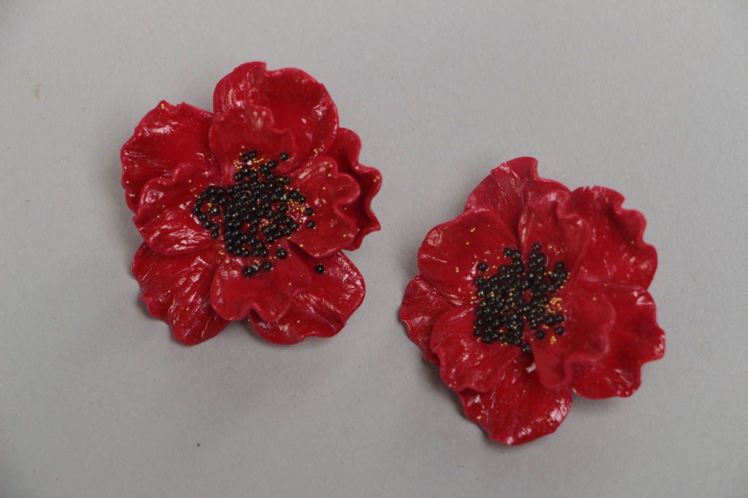 Rote handmade Ohrringe Clips aus Polymerton in Form von großen Mohnblumen  foto 2