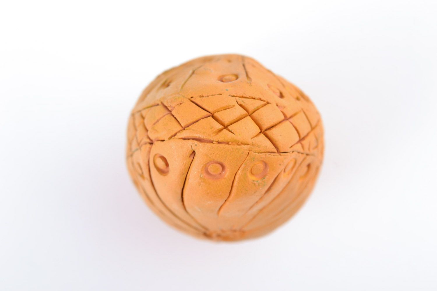 Huevo de Pascua decorativo hecho a mano de arcilla roja pintado con acrílicos foto 4