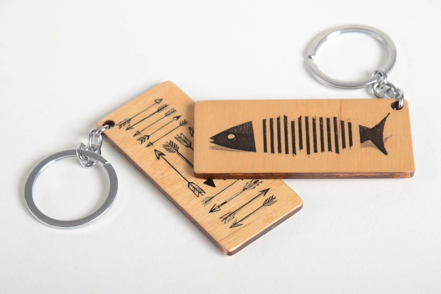 Porte-clés en bois faits main avec poisson et flèches 2 pcs Accessoires design photo 4