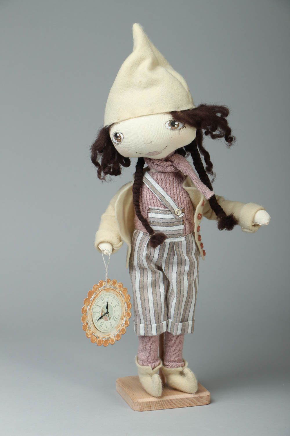 Muñeca artesanal con reloj foto 5