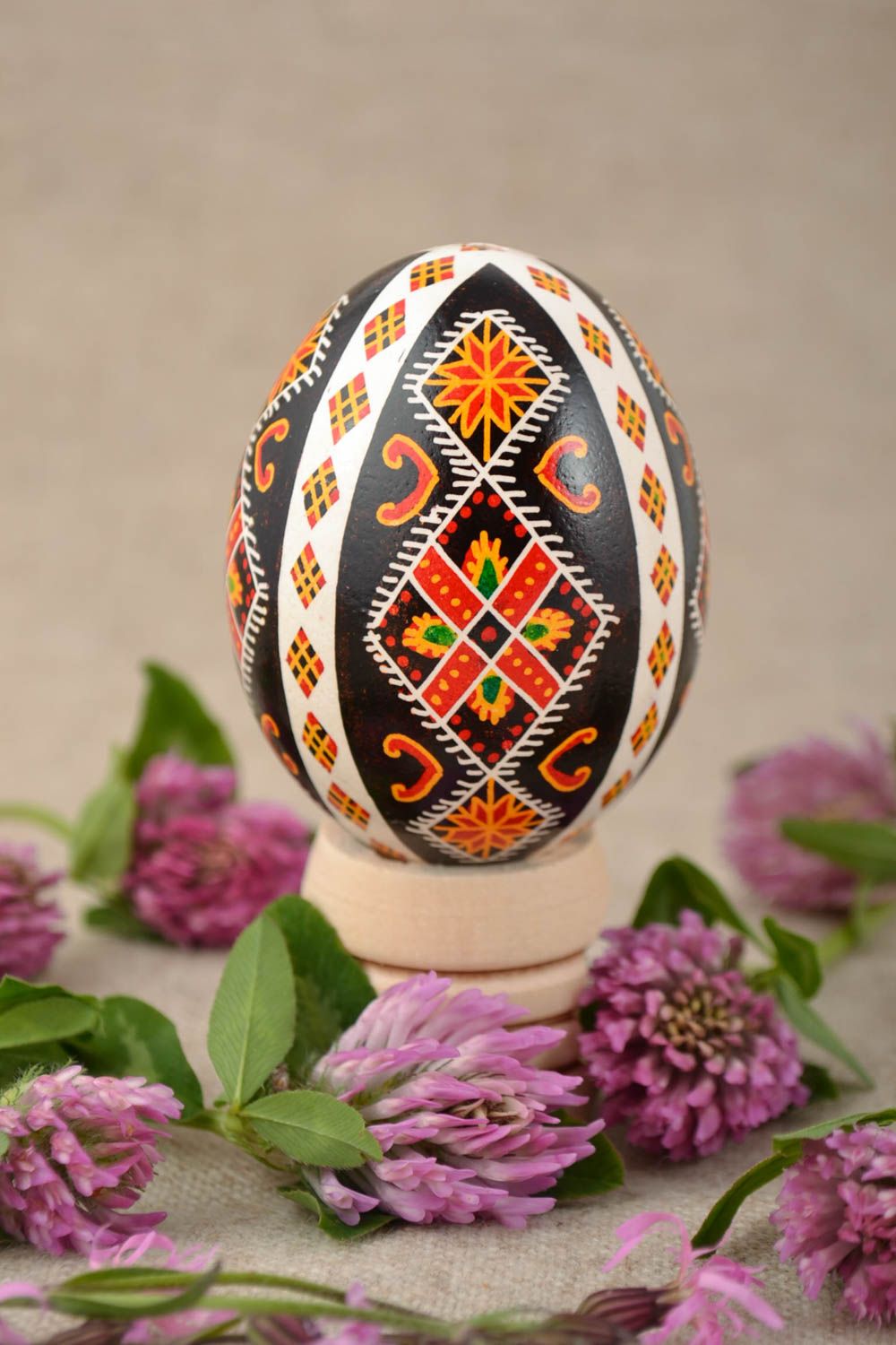 Huevo de Pascua de gallina pintado con arcílicos artesanal bonito  foto 1