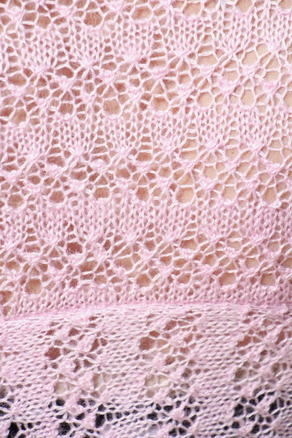 Pull tricoté ajouré rose fait main photo 5
