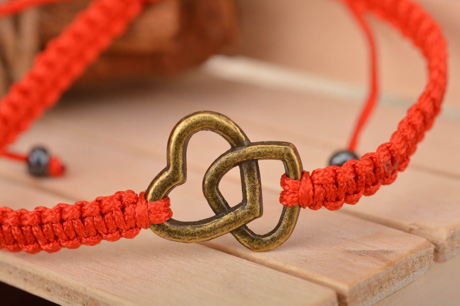Bracelet rouge fin tressé en fils de soie avec deux coeurs fait main réglable photo 1