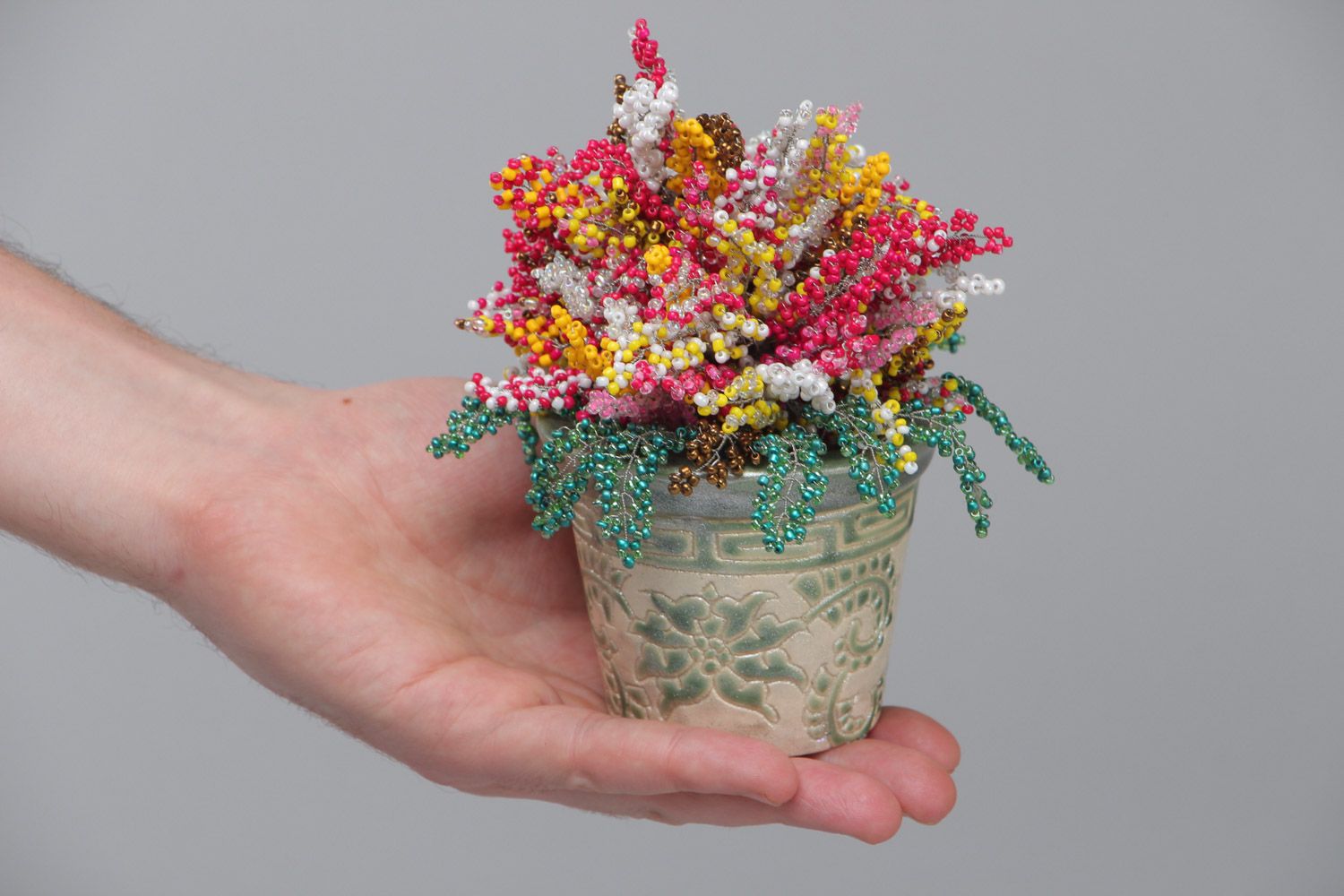 Керамический горшок с цветами из бисера сплетенными вручную для декора дома фото 5