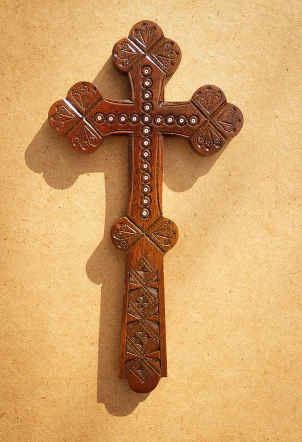 Настенный крест с инкрустацией бисером фото 3
