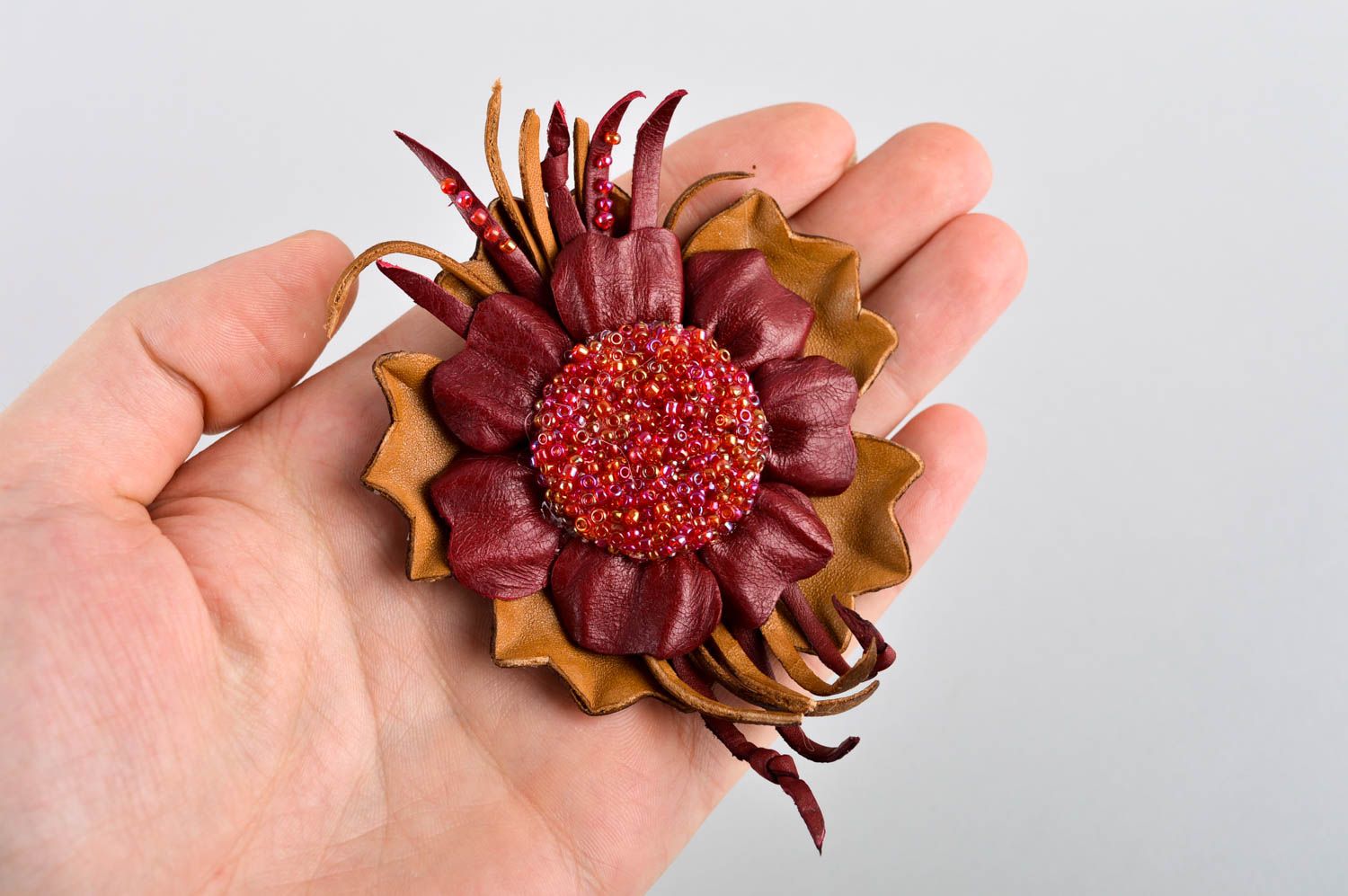Broche fleur Bijou fantaisie fait main pour femme design Accessoire en cuir photo 5